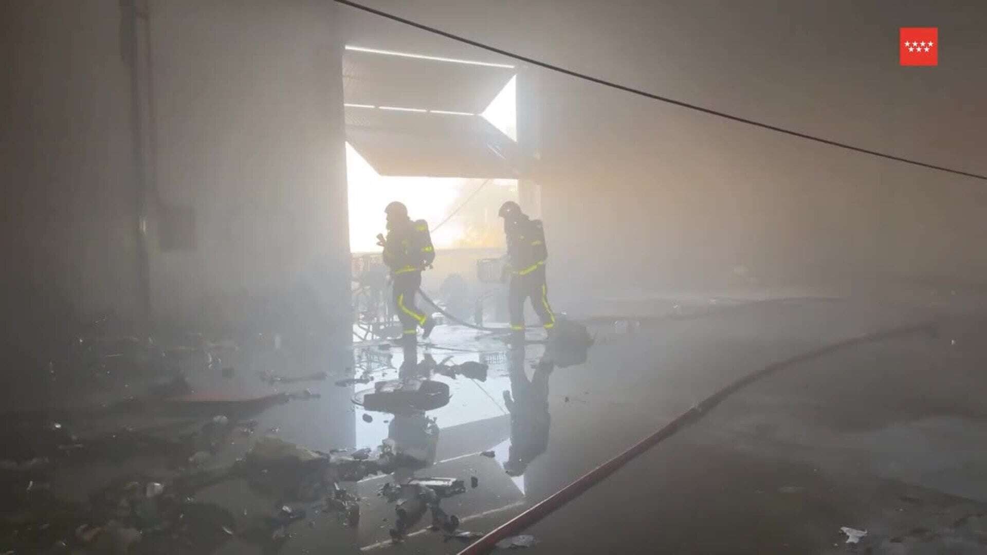 Arde una nave industrial en Alcalá de Henares en la que vivían tres personas