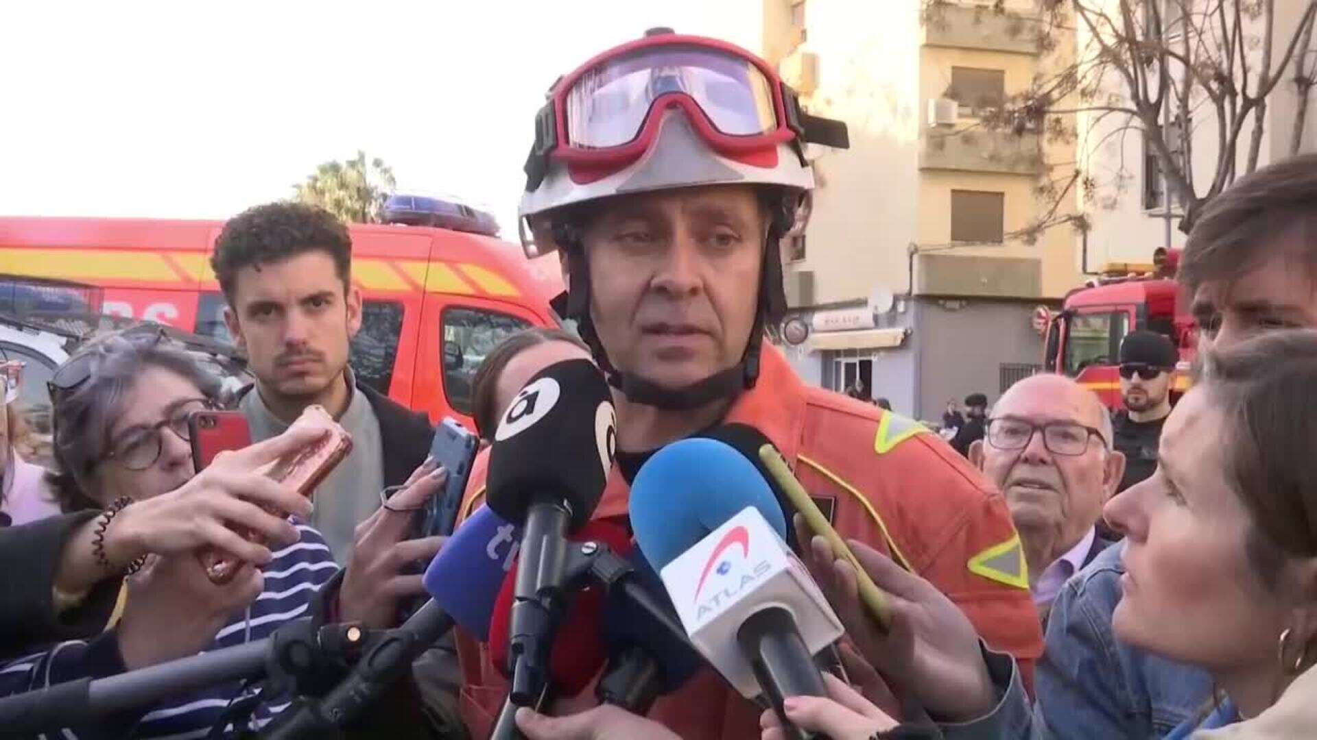 Bomberos apuntan al derrumbe de una escalera auxiliar como causa de la muerte de operario en edificio de Benetússer