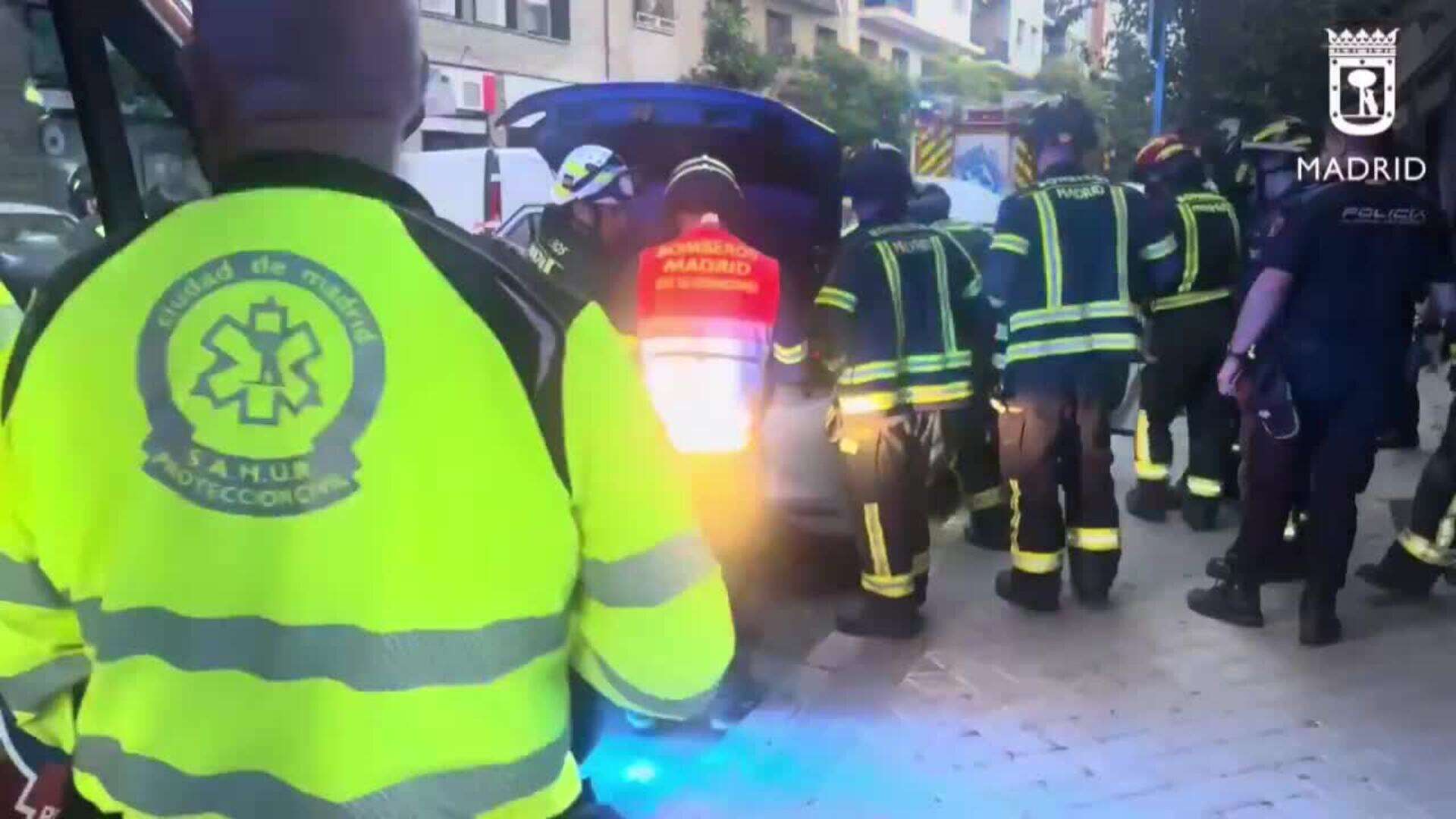 Aparatoso accidente sin heridos en Madrid acaba con dos vehículos empotrados en una pizzería