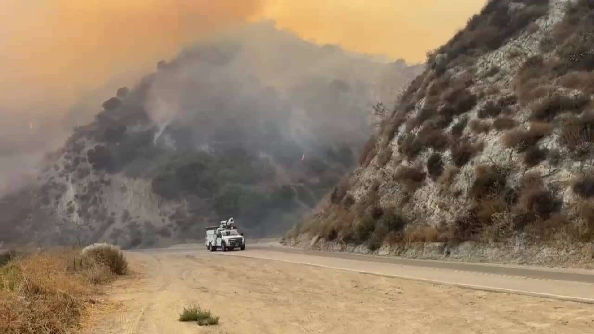 California sufre un incendio en Piru durante una alerta por calor extremo