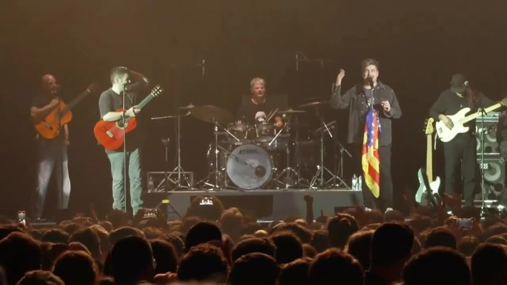 Serrat se encuentra con Estopa en el Palau Sant Jordi en su regreso solidario por València