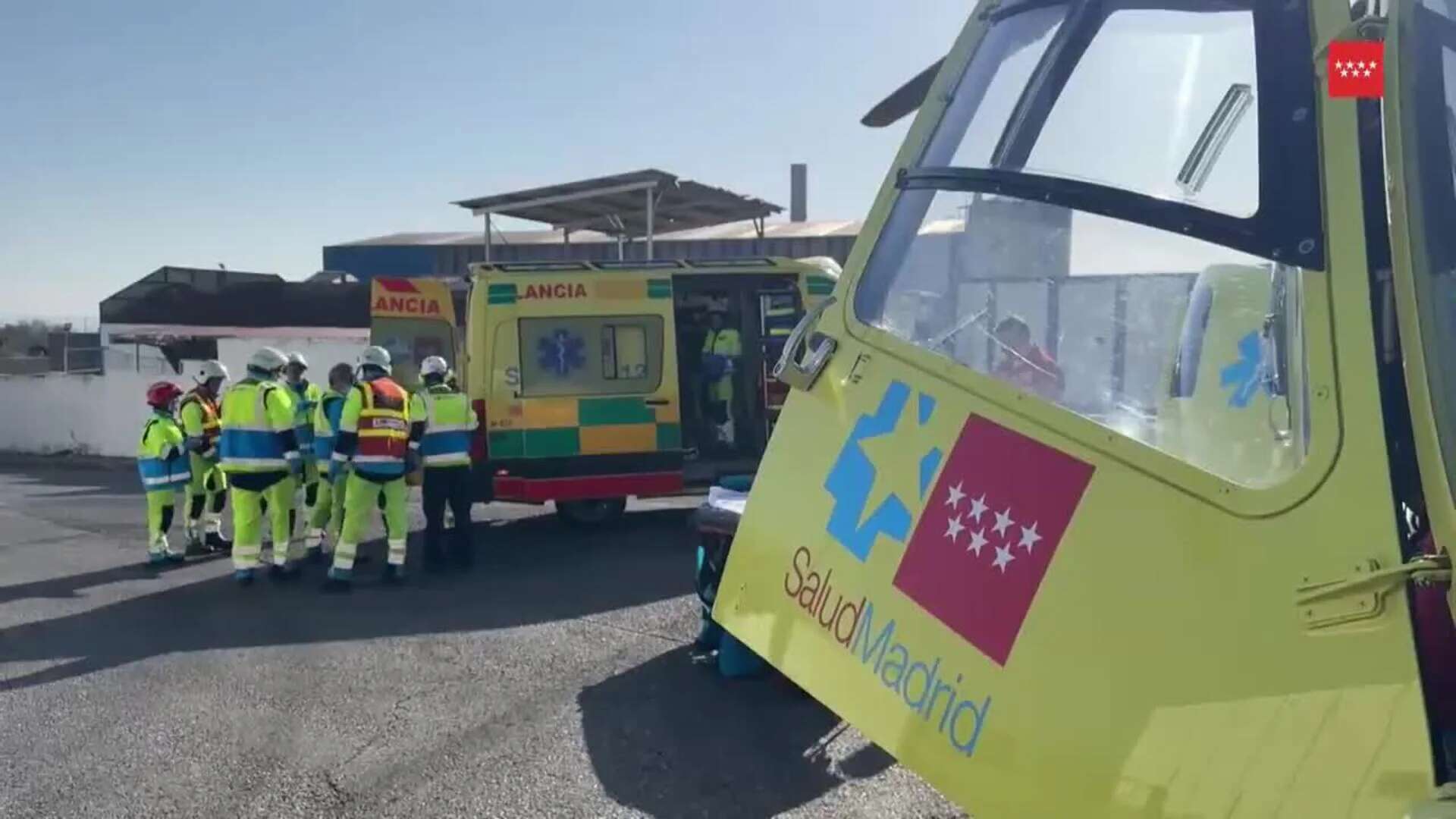 Dos hombres heridos graves tras caer desde una altura de unos 10 metros de una nave industrial