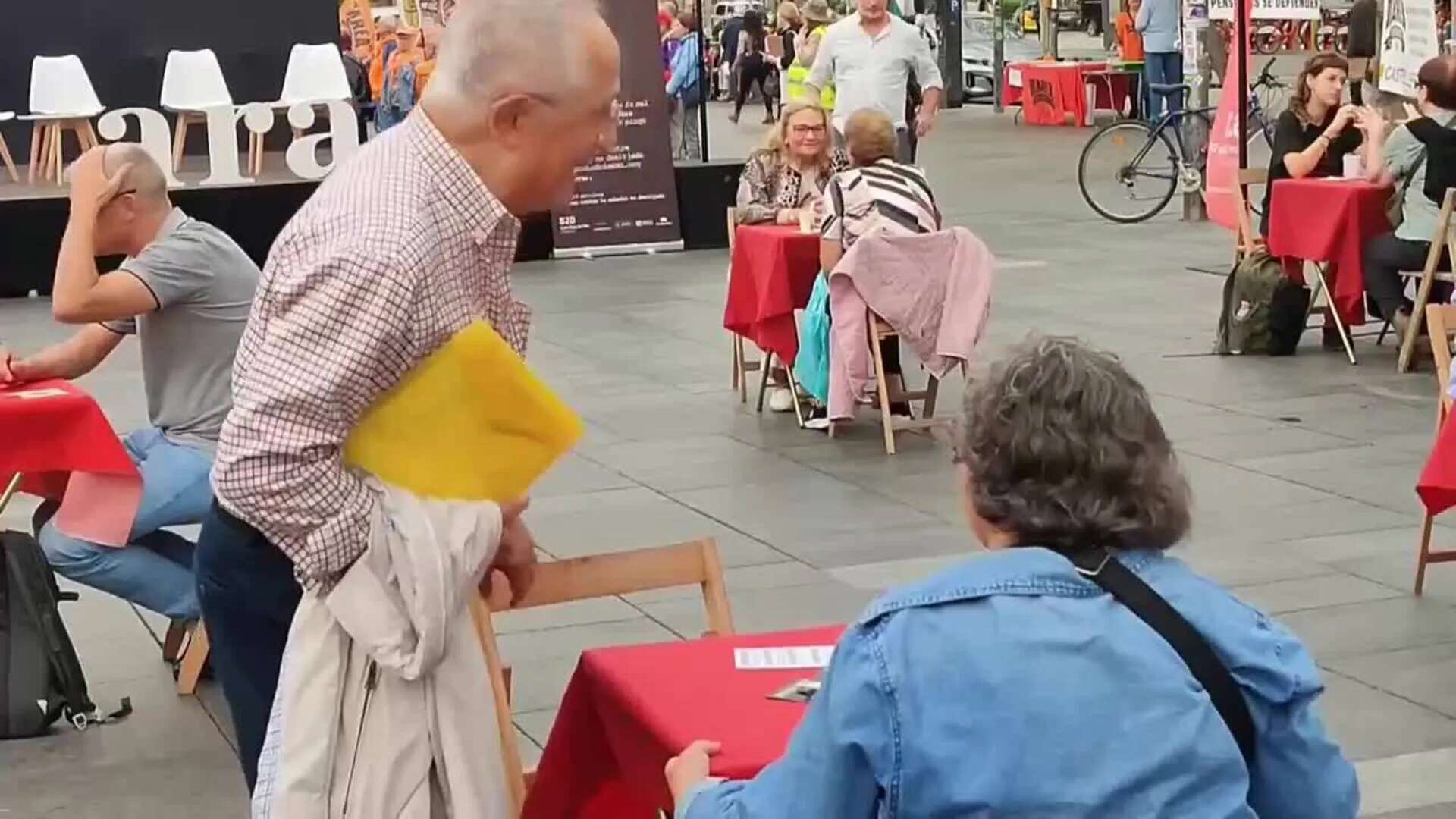 Desconocidos toman café juntos en Barcelona para combatir la soledad no deseada