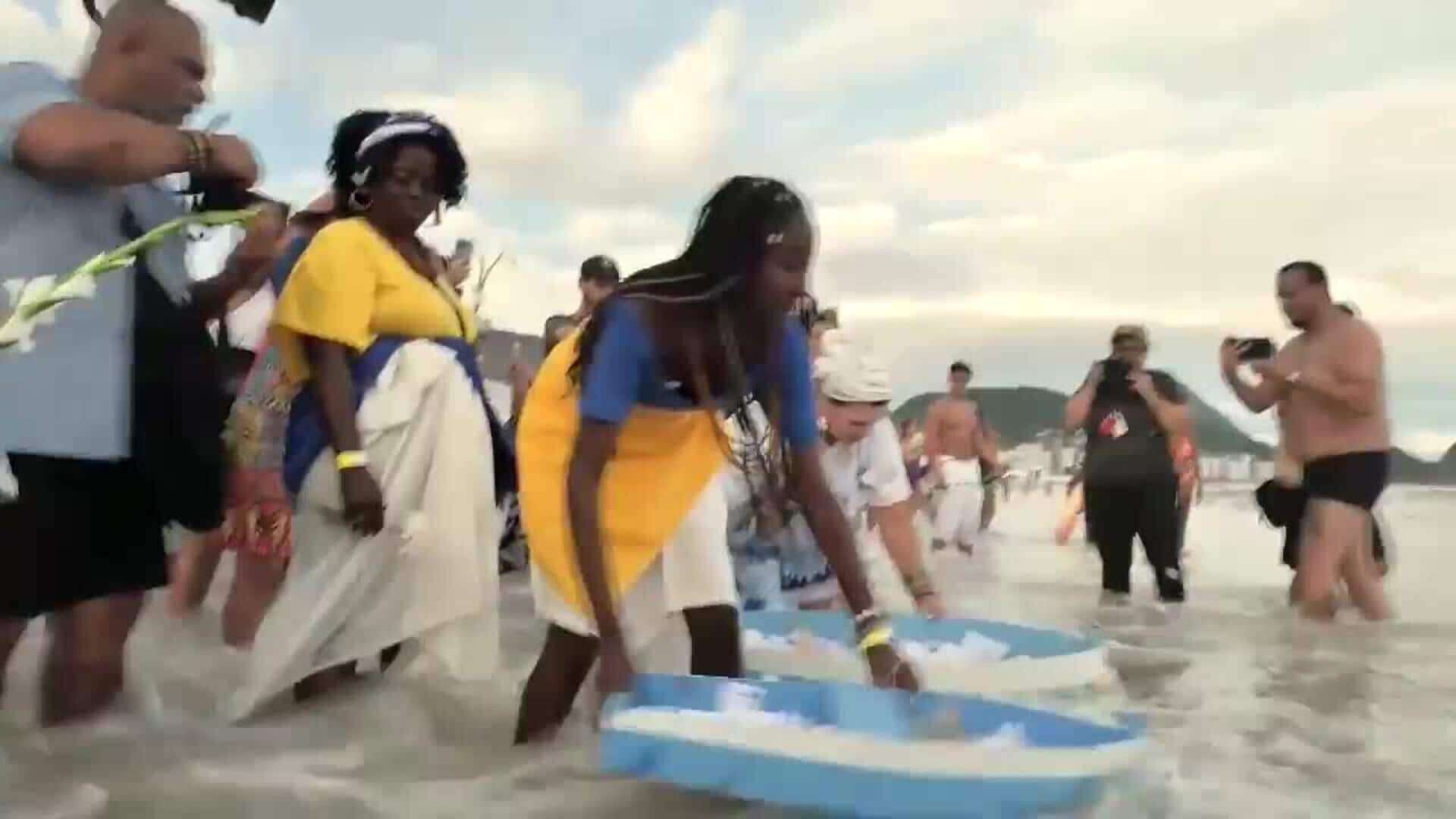 Cientos de fieles llegan a las playas de Río de Janeiro para rendir homenaje a Iemanjá