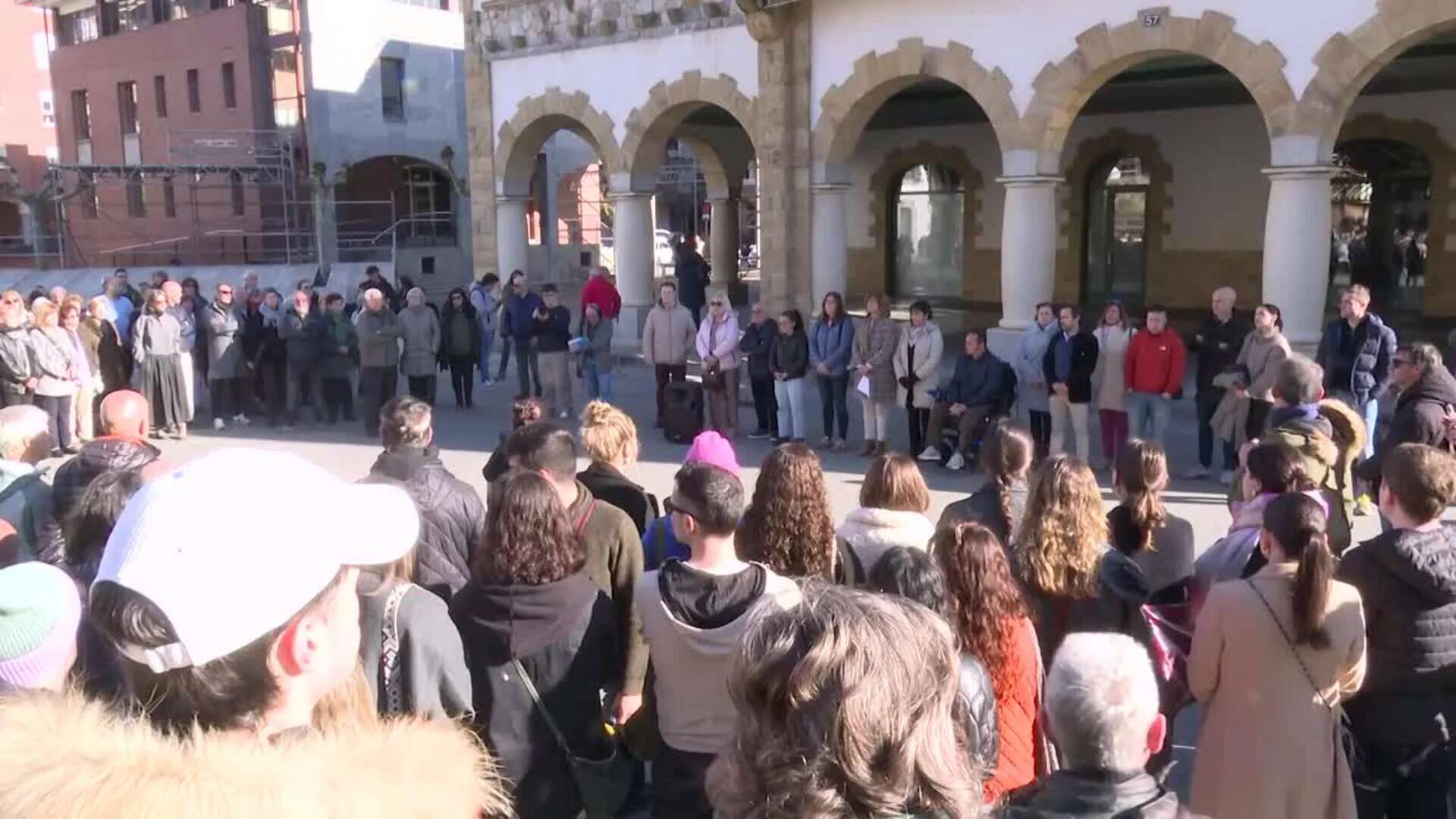 Vecinos de Arrigorriaga (Bizkaia) se concentran en repulsa por la paliza a un comerciante chino