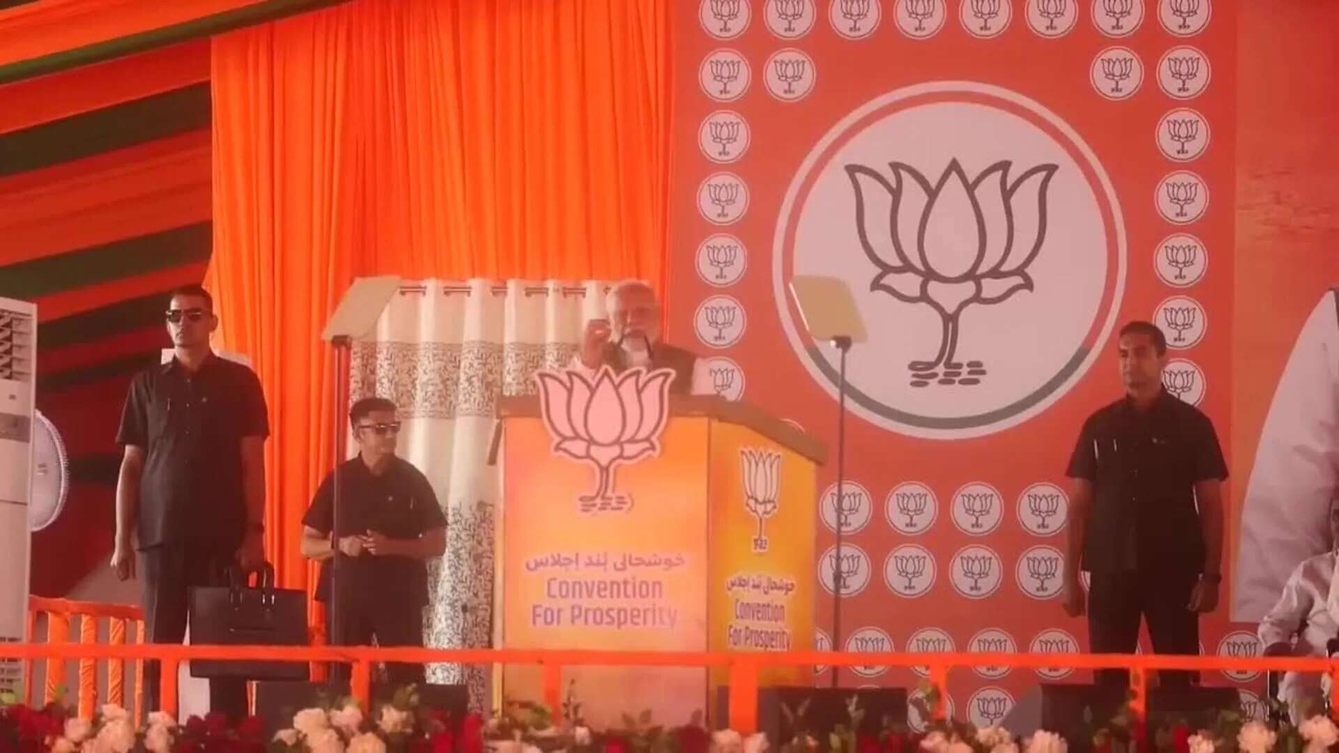 Narendra Modi ofrece un discurso de campaña en Cachemira en medio de las elecciones del volátil territorio