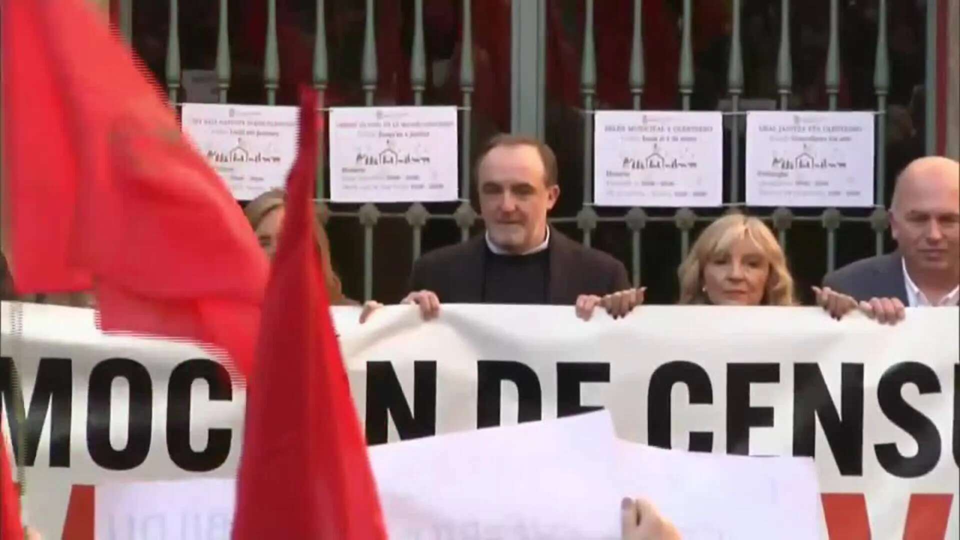 Comienza la concentración contra la moción de censura en el Ayuntamiento de Pamplona