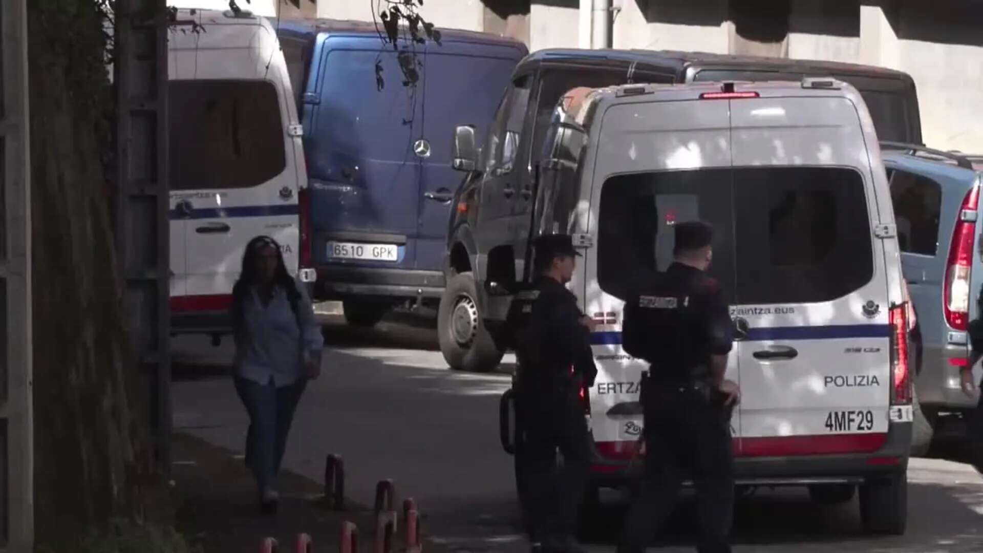 Refuerzan el dispositivo policial durante los registros tras el tiroteo en Barakaldo