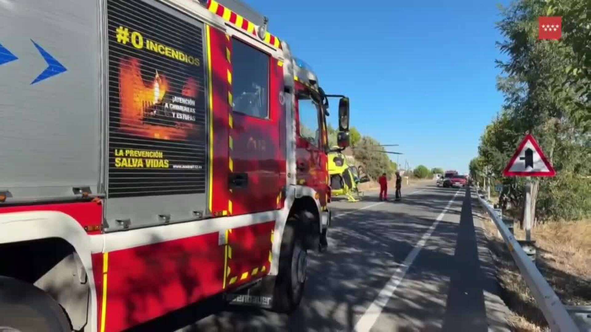 Una mujer muerta y tres heridos leves tras el choque frontal de un turismo y una furgoneta en Madrid