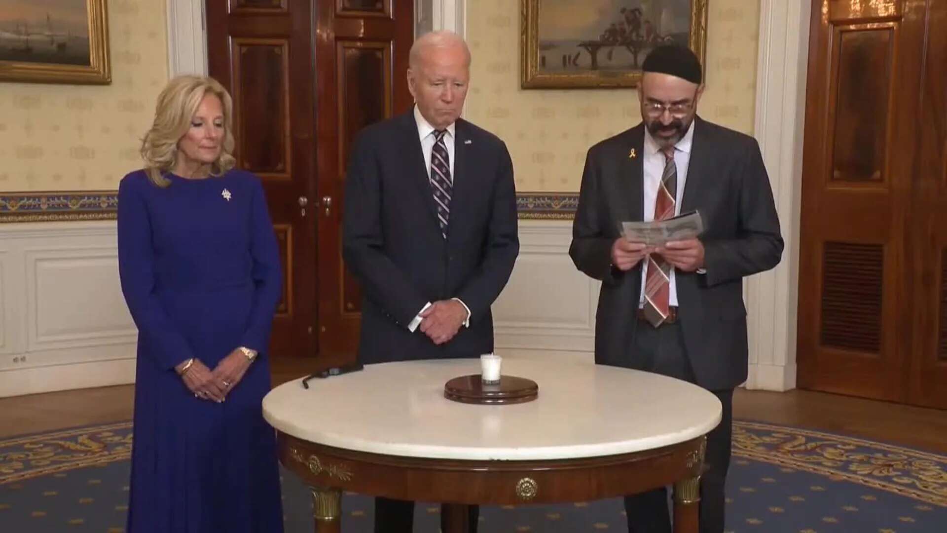 Biden enciende una vela junto a un rabino para conmemorar el aniversario del 7 de octubre