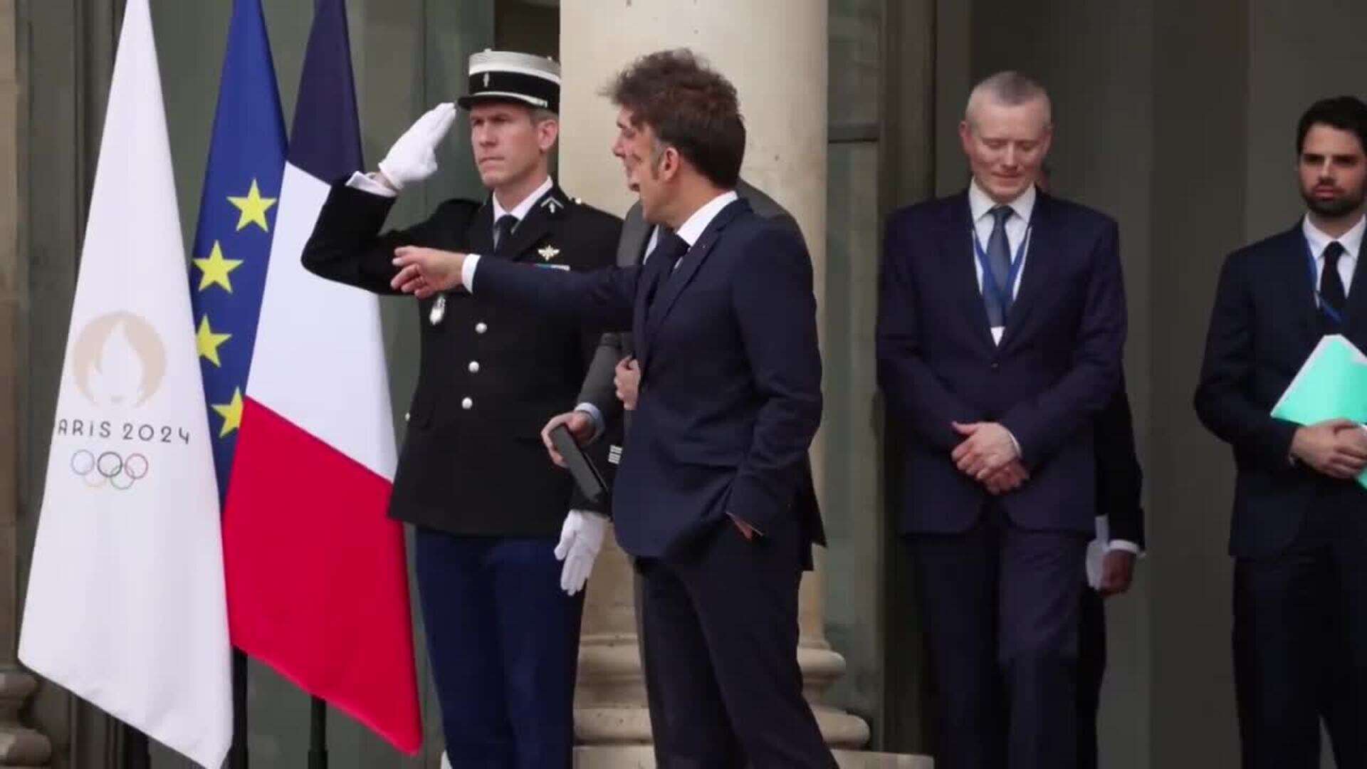 Macron recibe con un abrazo a Milei en su primera reunión bilateral