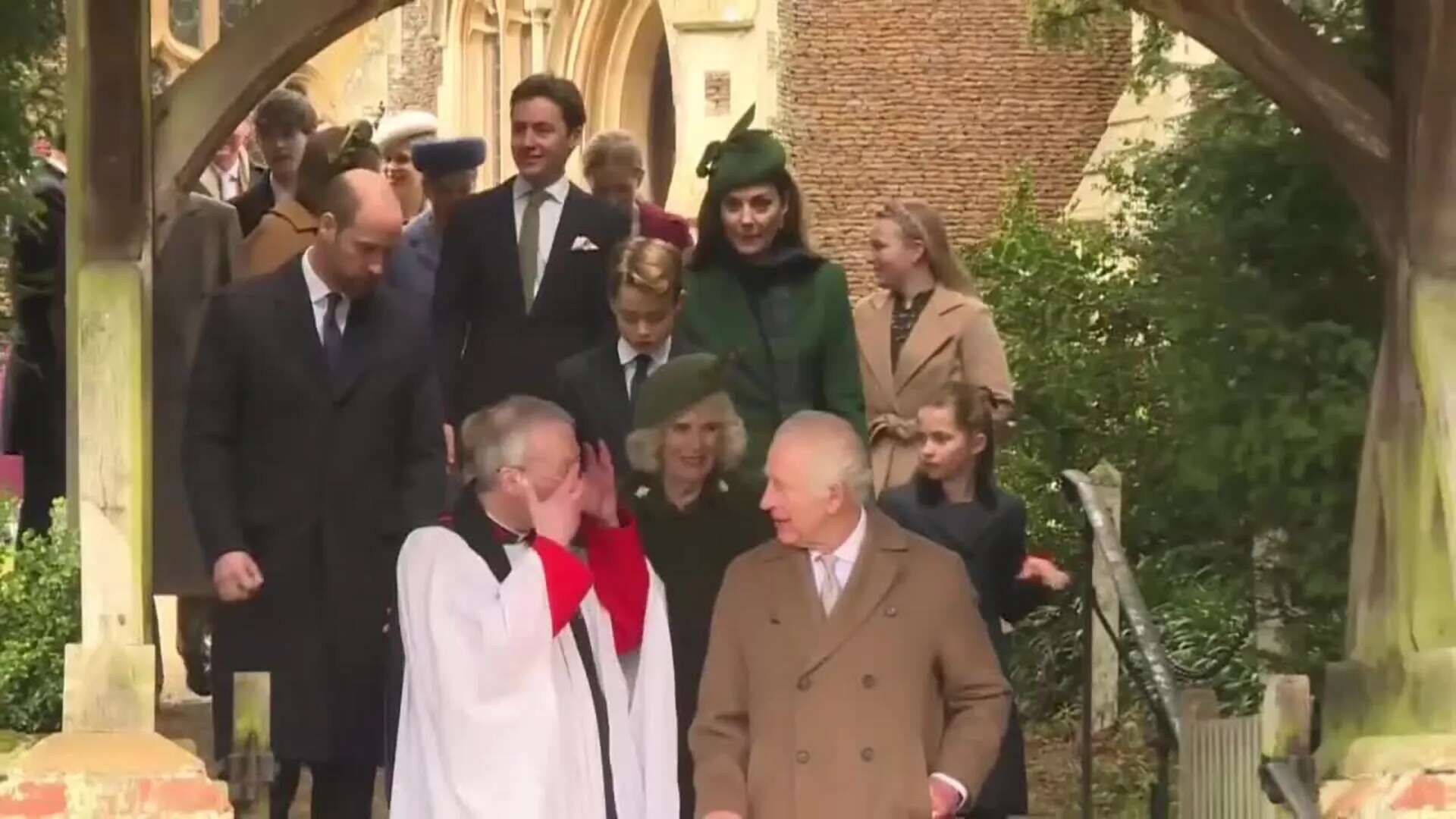 Carlos III y Camila y los príncipes de Gales asisten a misa por Navidad