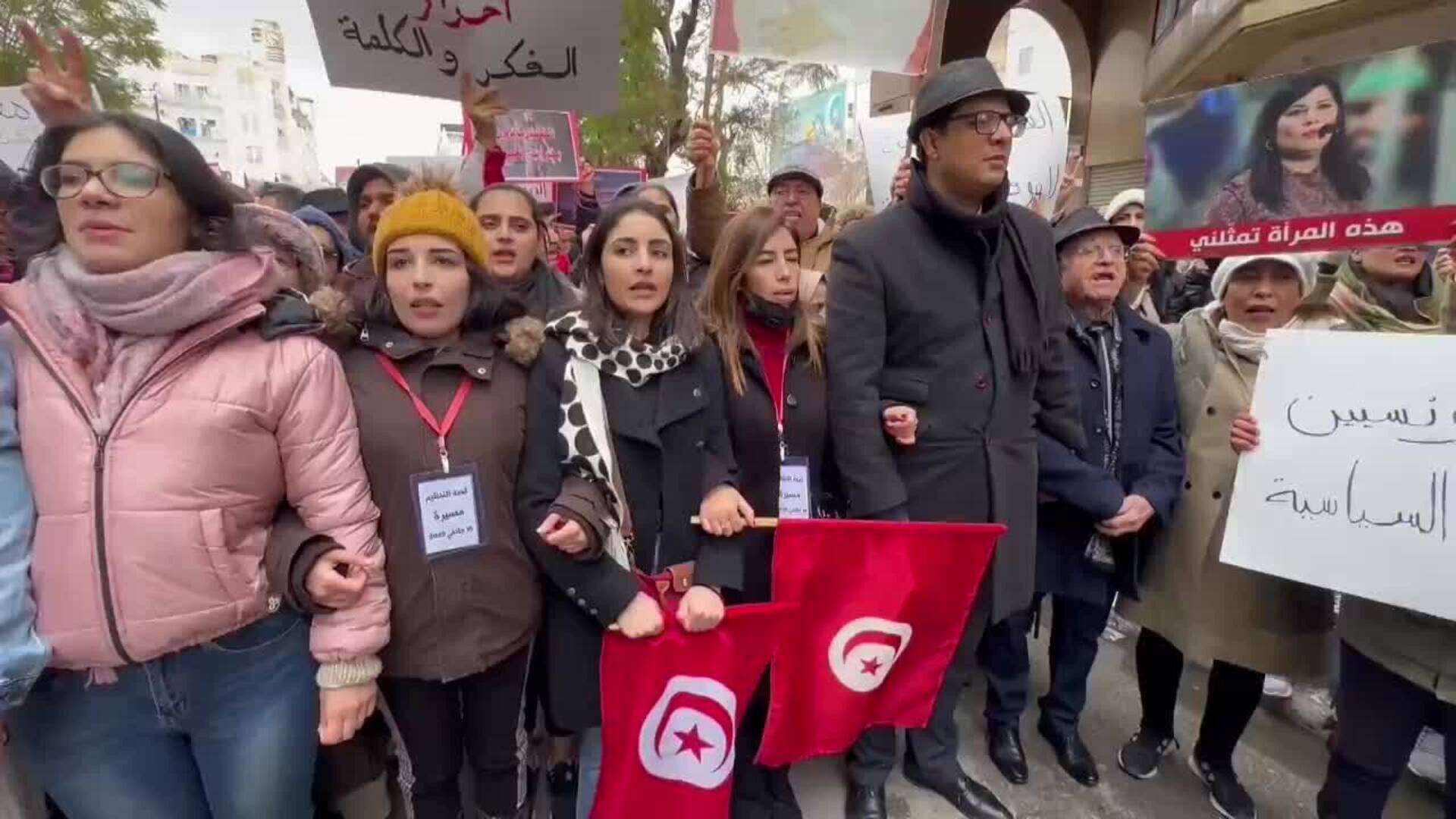 Seguidores del Partido Desturiano Libre de Túnez protesta por la liberación de su líder Abir Moussi