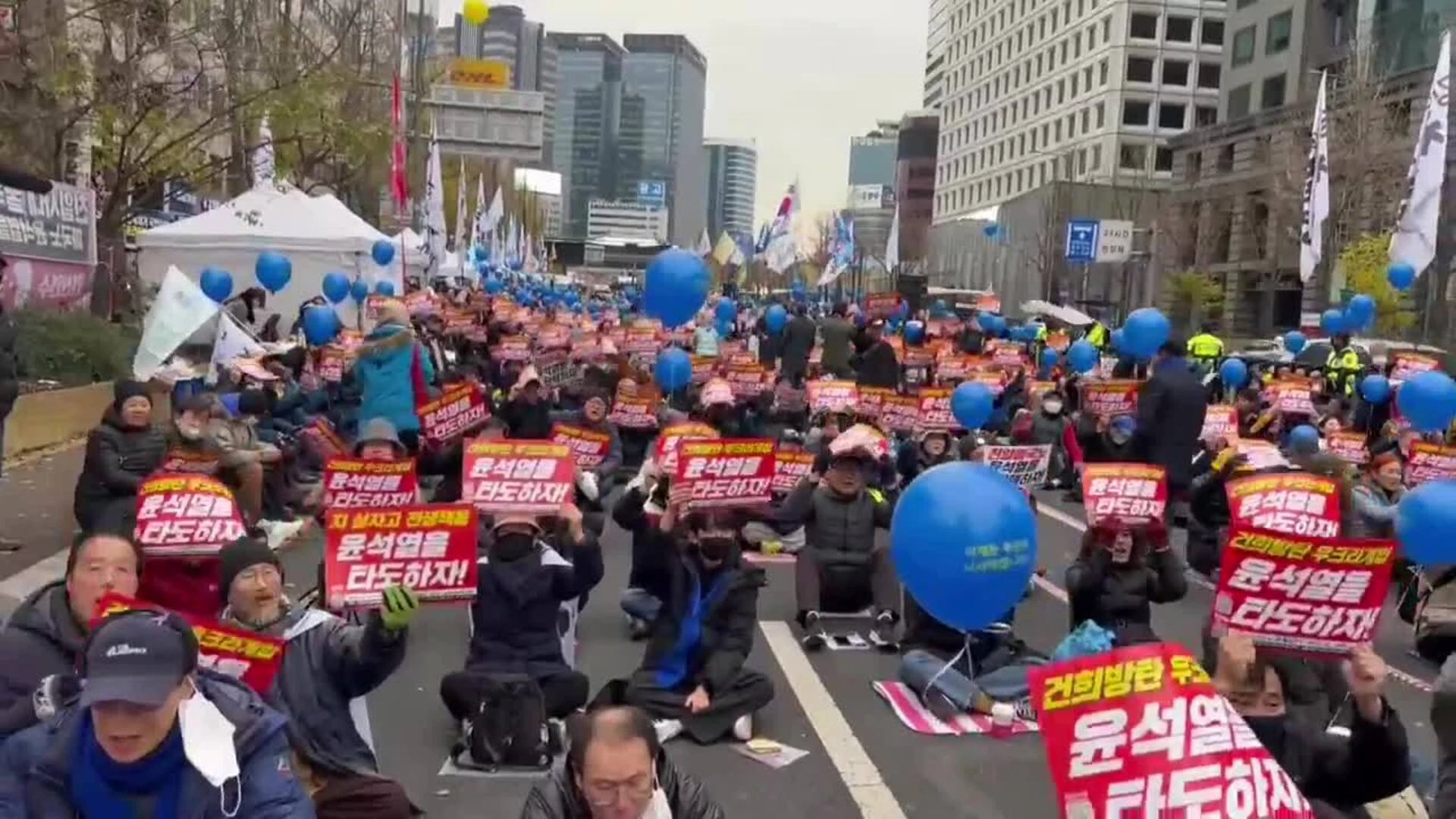 Manifestantes piden la dimisión del presidente surcoreano Yoon Suk-yeol
