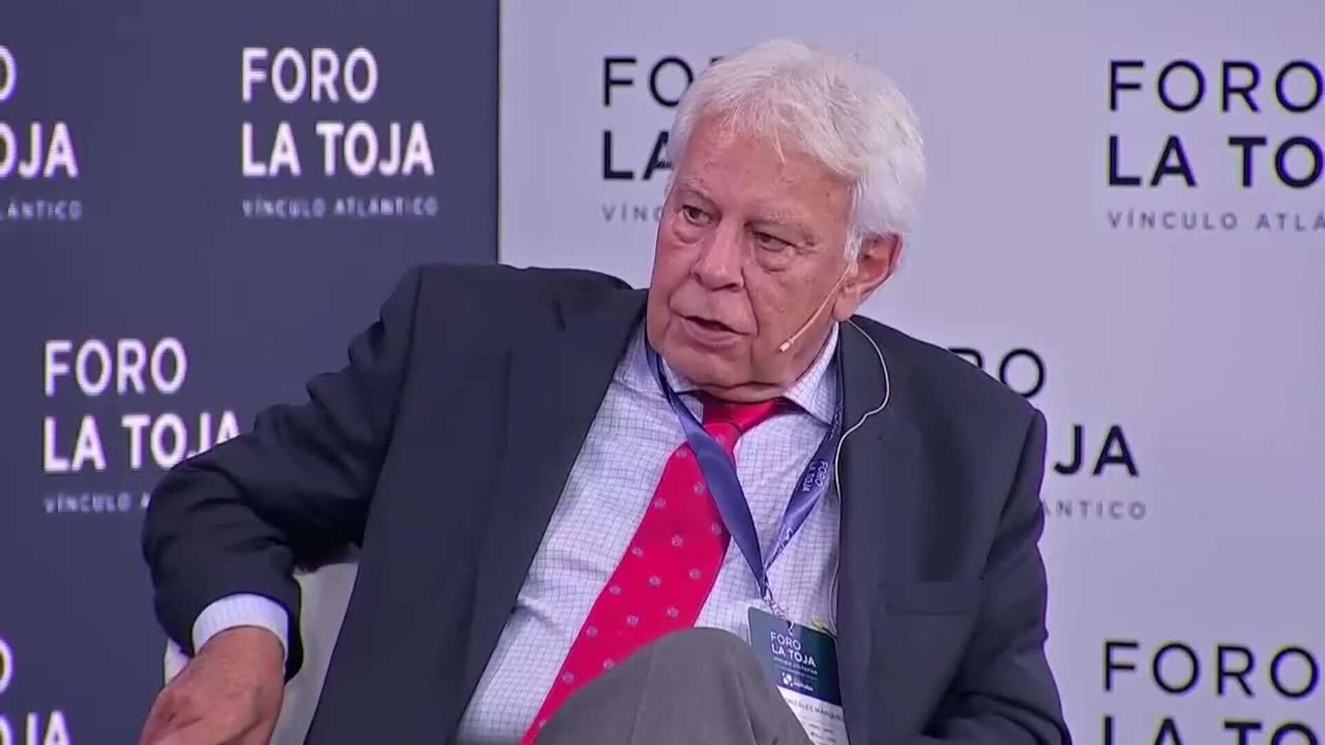 Edmundo González es aplaudido por los asistentes al Foro La Toja