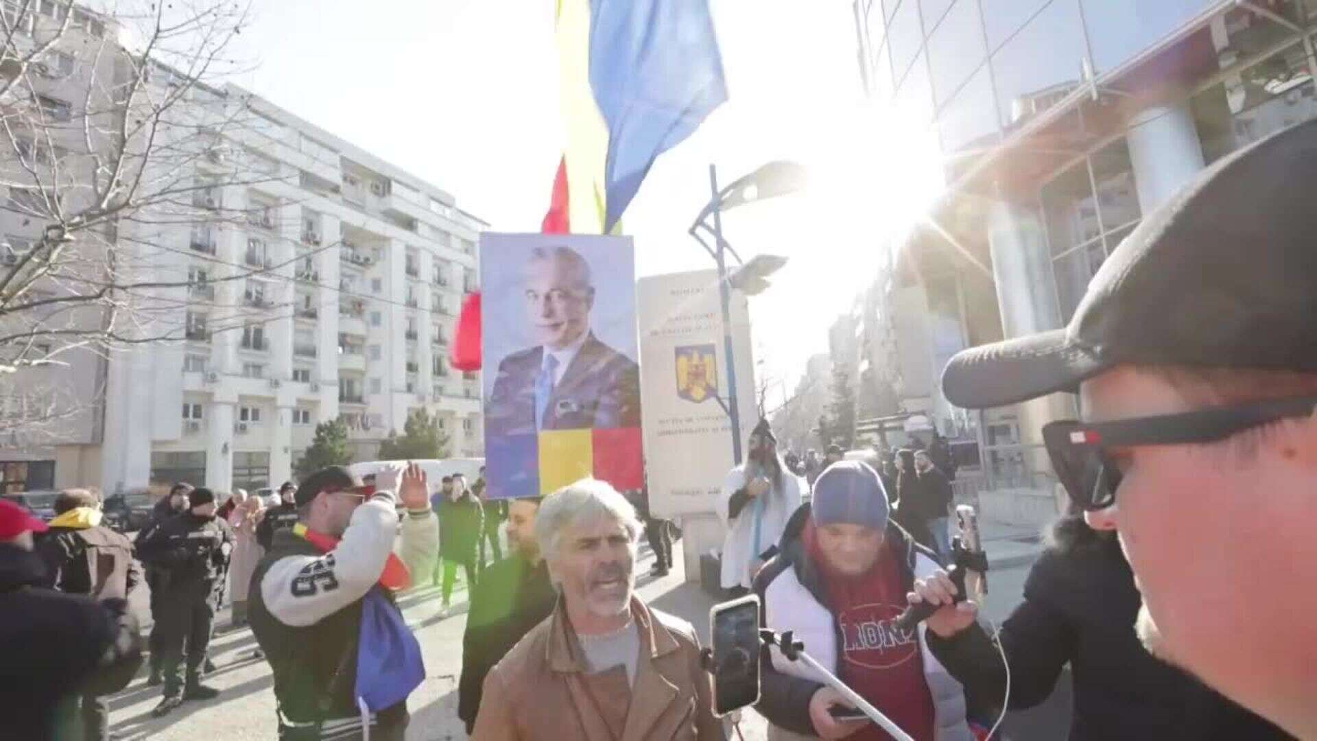 Simpatizantes de Georgescu protestan en Bucarest mientras el tribunal evalúa su recurso electoral