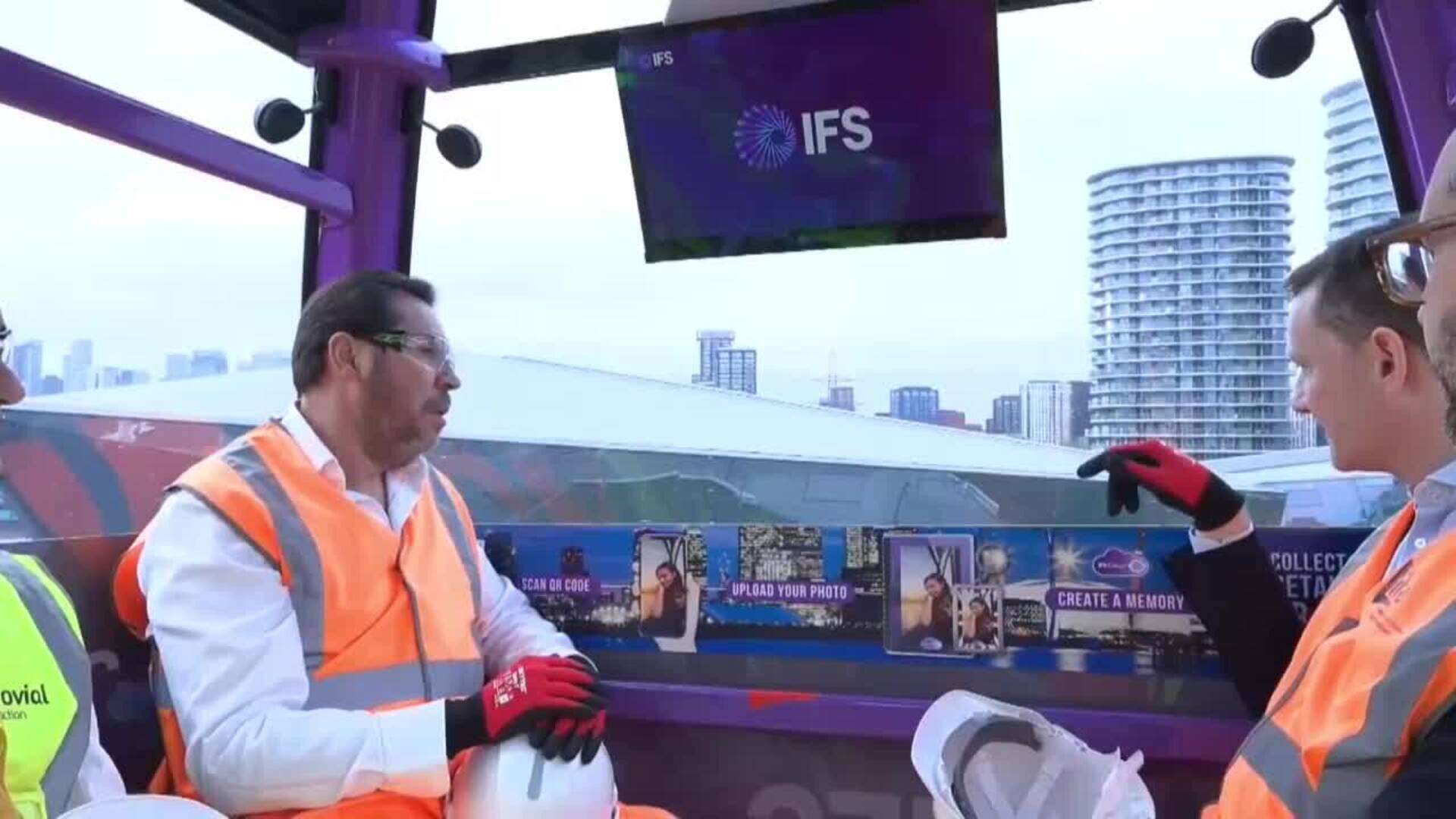 Óscar Puente observa la dimensión del túnel de Silvertown en un viaje en teleférico