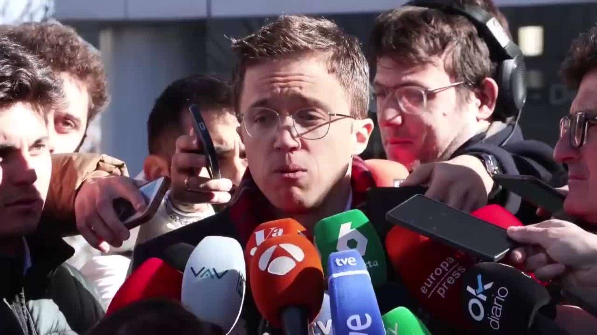 Versiones opuestas en caso de Errejón: Él dice que fue consentido; Mouliáa, que le rechazó