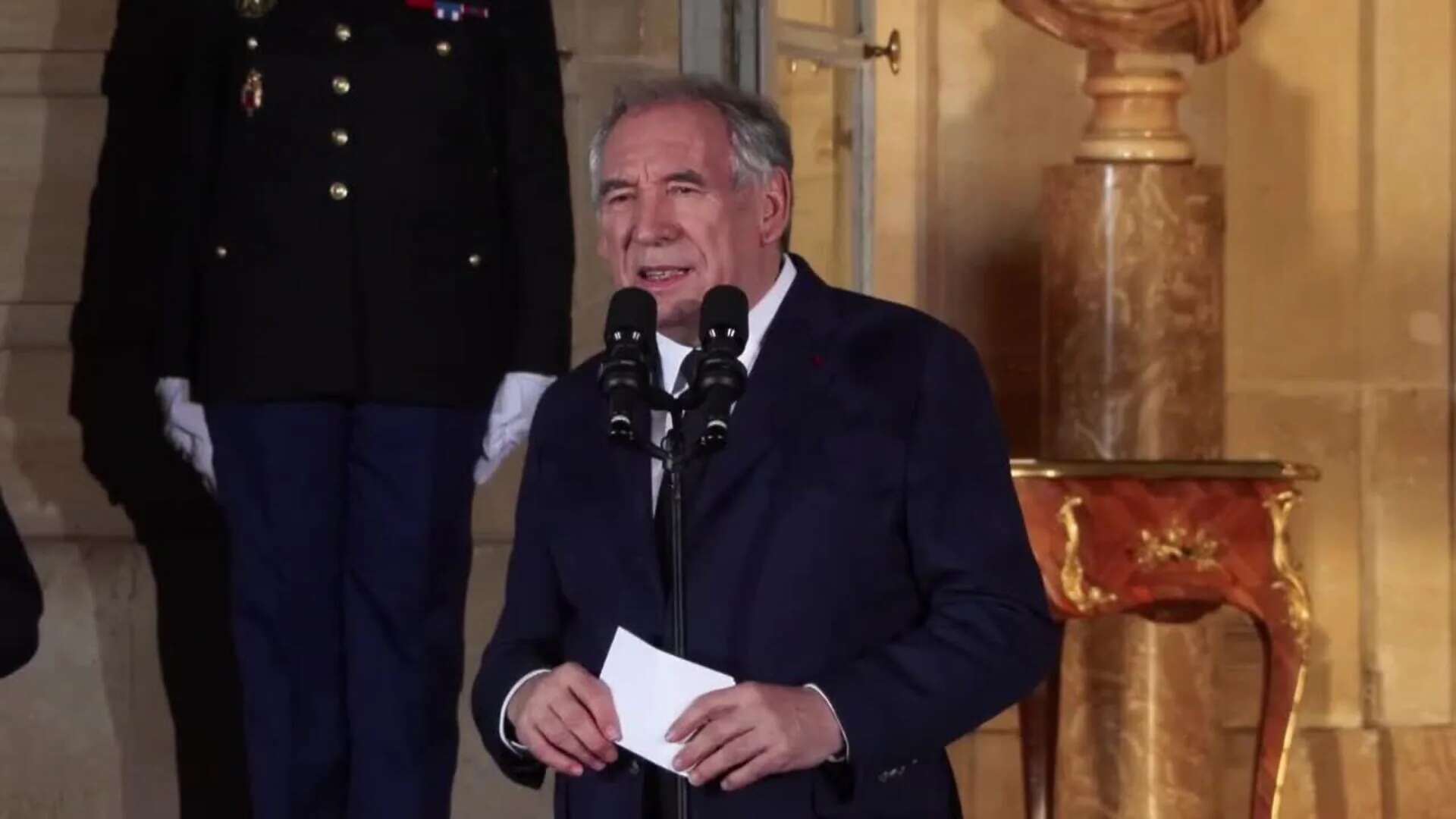 Bayrou asegura que sabe que 