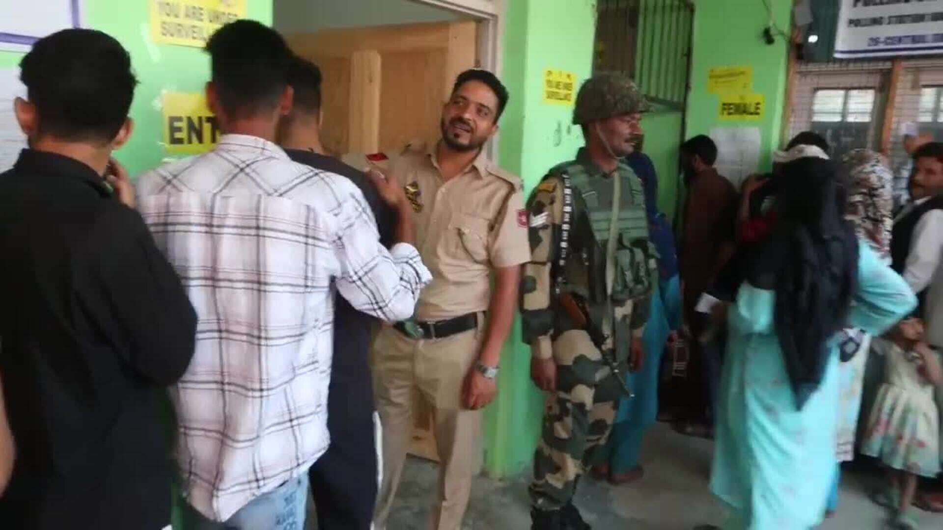 La Cachemira india lleva a cabo su segunda fase electoral entre fuertes medidas de seguridad