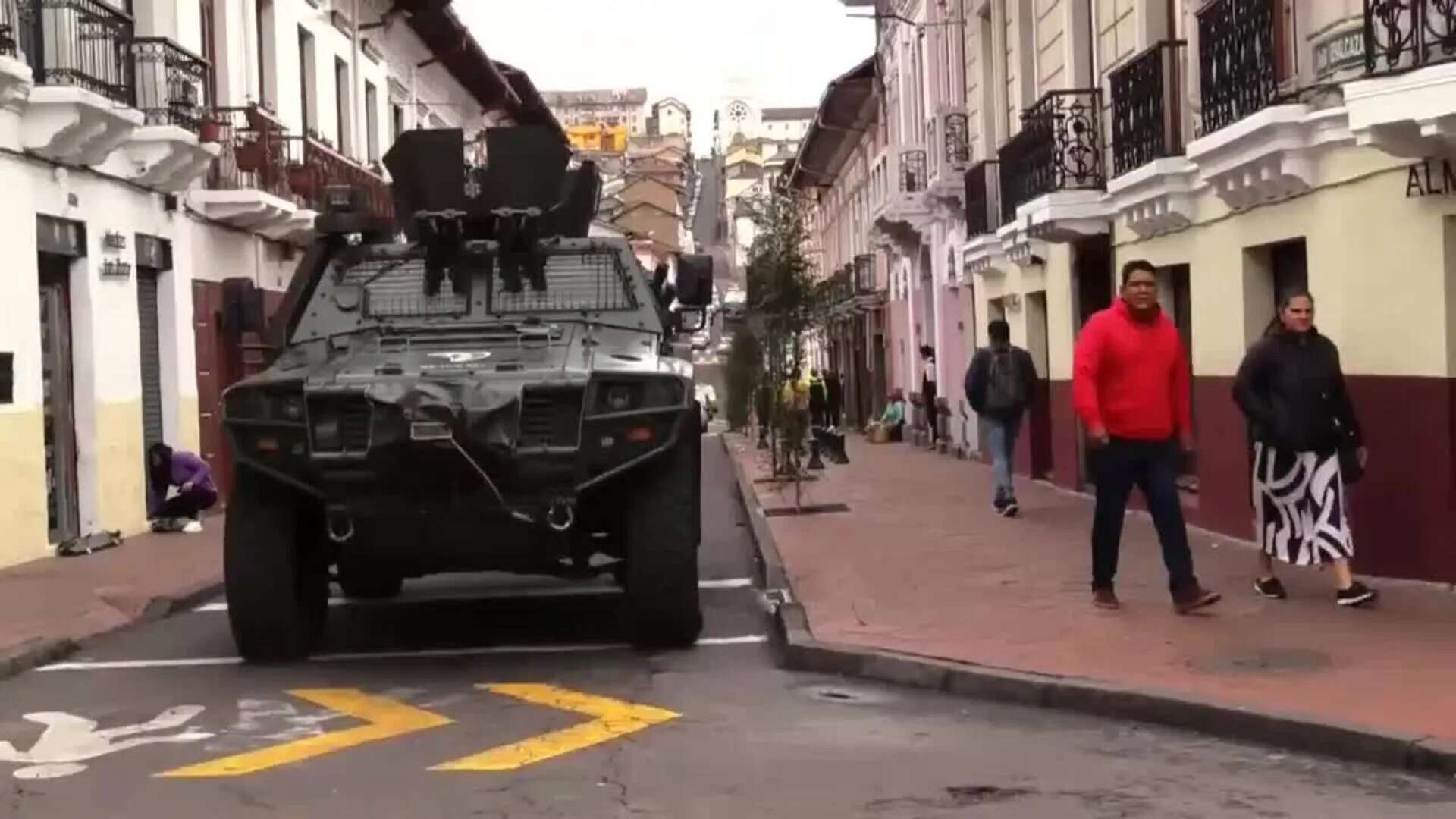 El palacio de Gobierno de Ecuador amanece con un fuerte resguardo policial