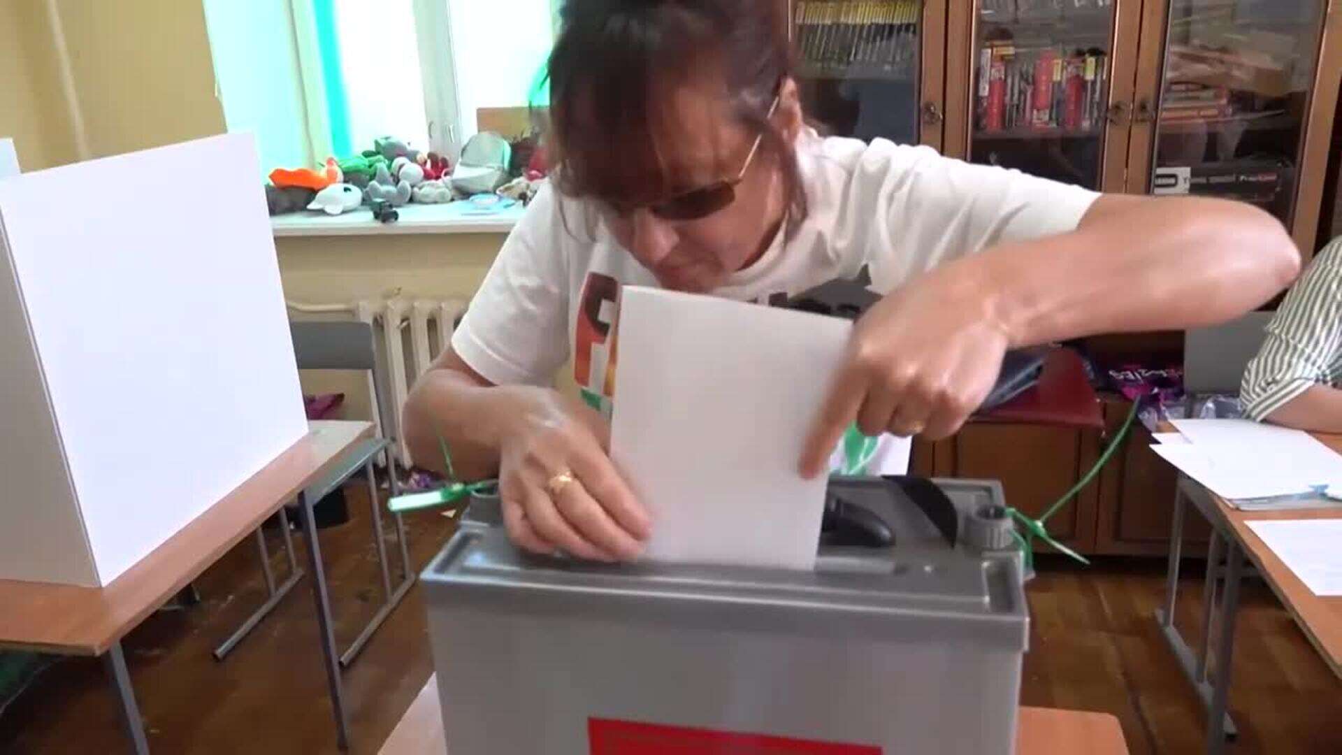 Civiles evacuados de las asentamientos fronterizos con Ucrania participan en la jornada de votación en Kursk