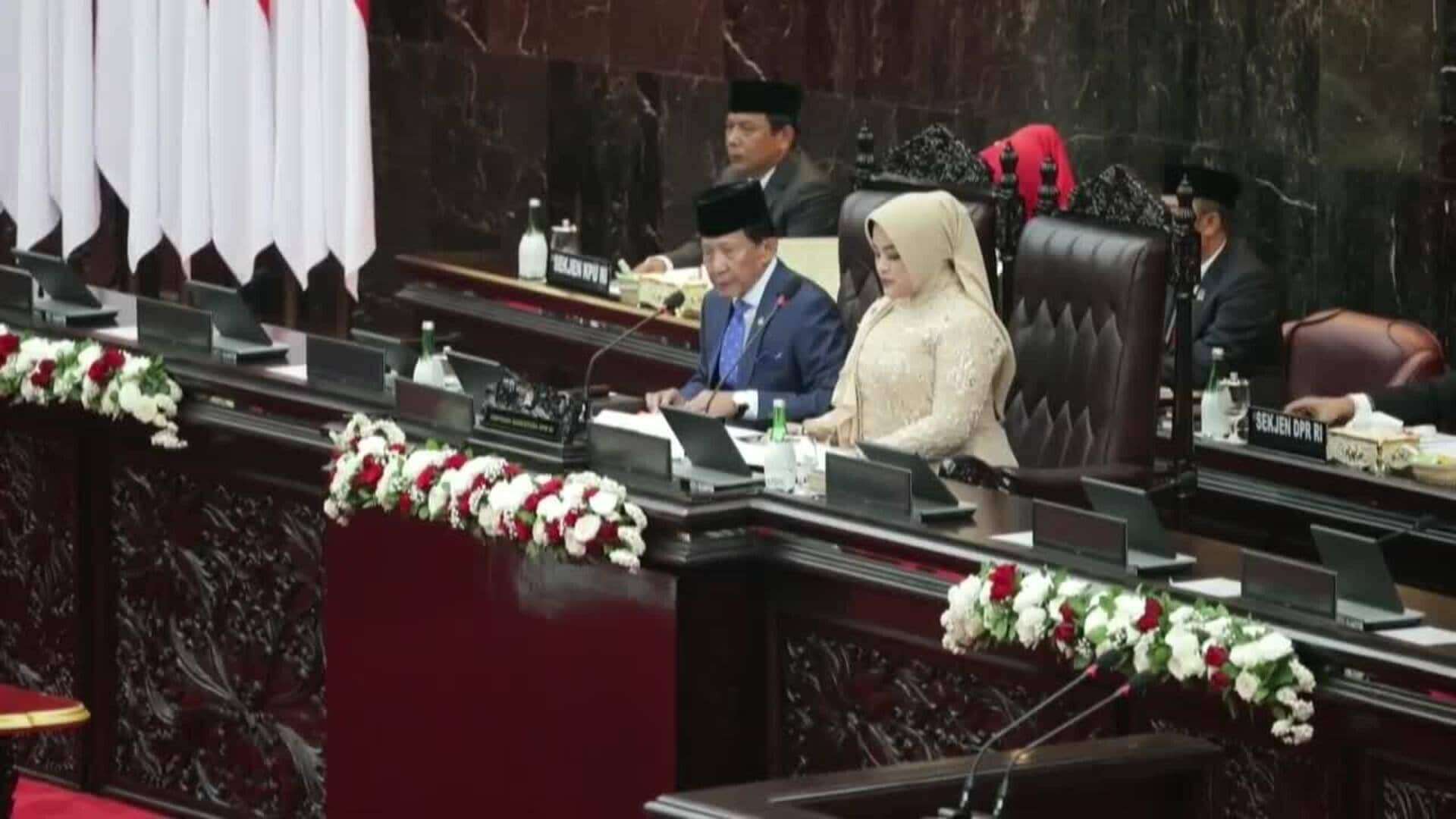 Los nuevos diputados del Parlamento de Indonesia juran su cargo