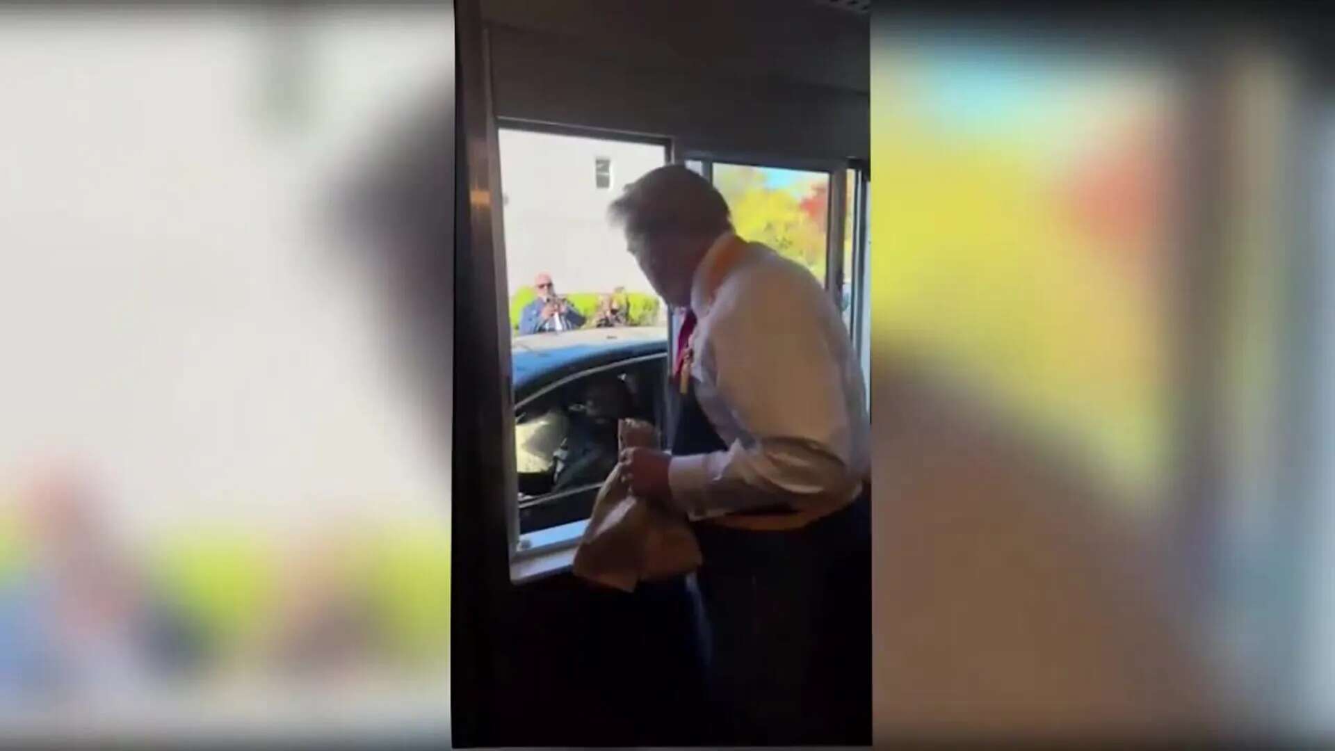 Trump cocina papas fritas en un McDonald's y afirma que Harris nunca trabajó en uno