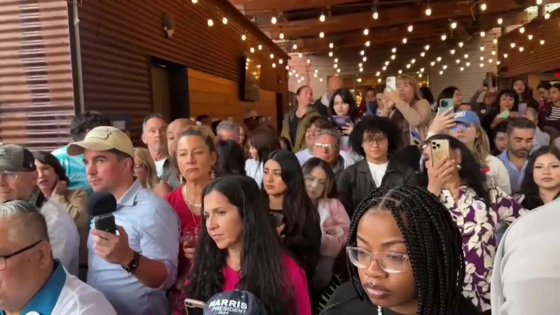 Las actrices Eva Longoria y Jessica Alba participan en un acto electoral en apoyo a Harris en Phoenix