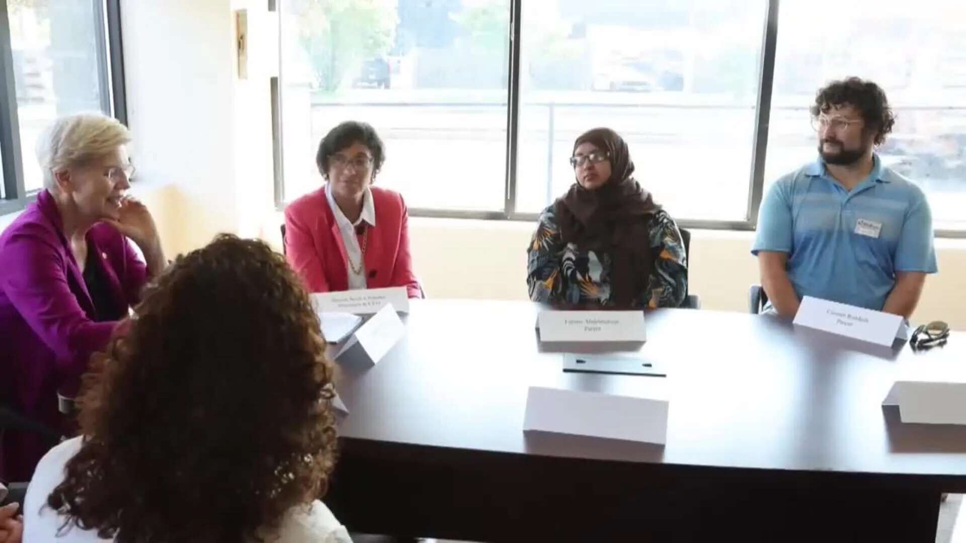 La senadora Warren visita una escuela durante la campaña electoral