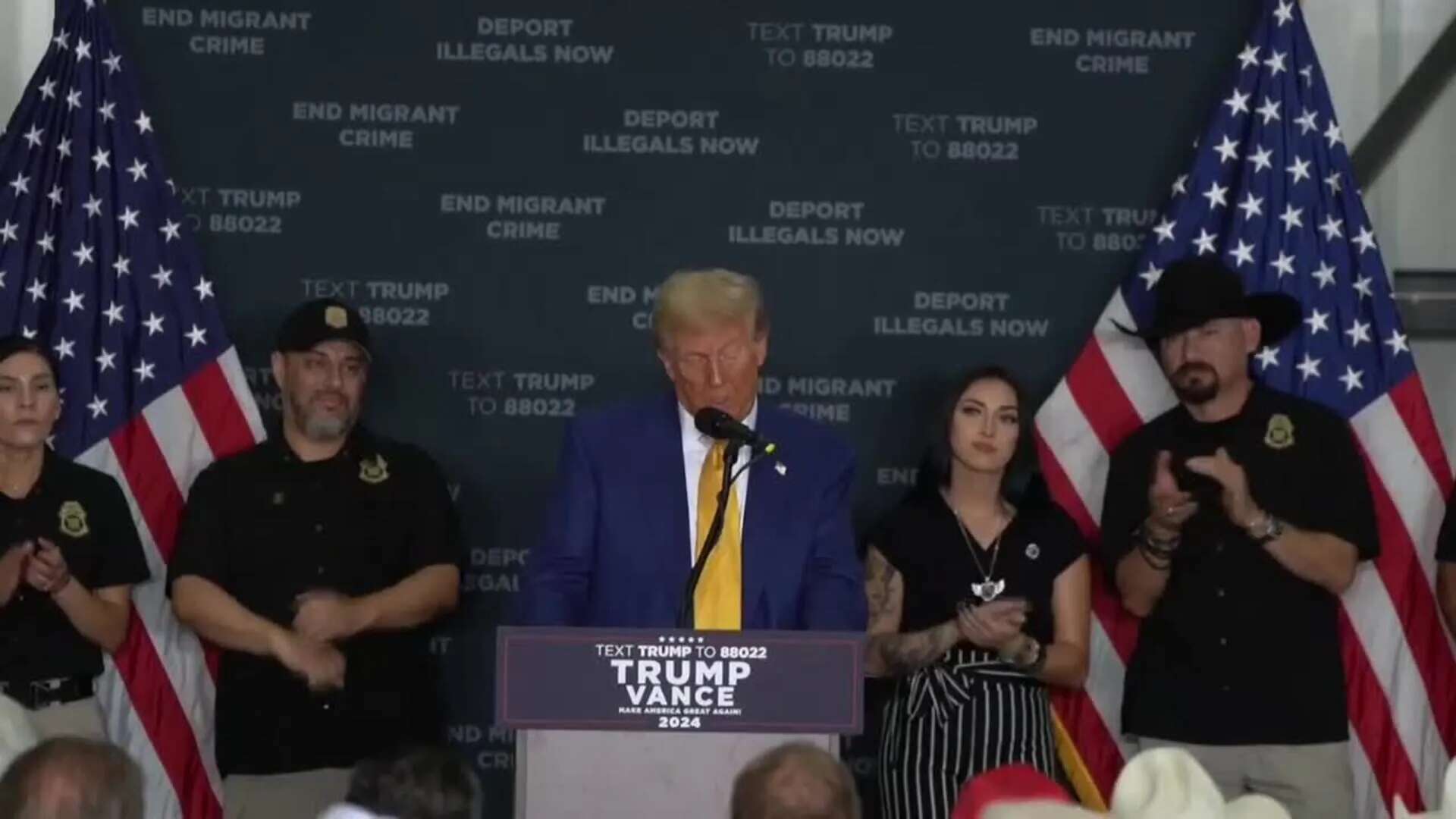 El candidato presidencial republicano Donald J. Trump habla con la prensa en Austin, Texas