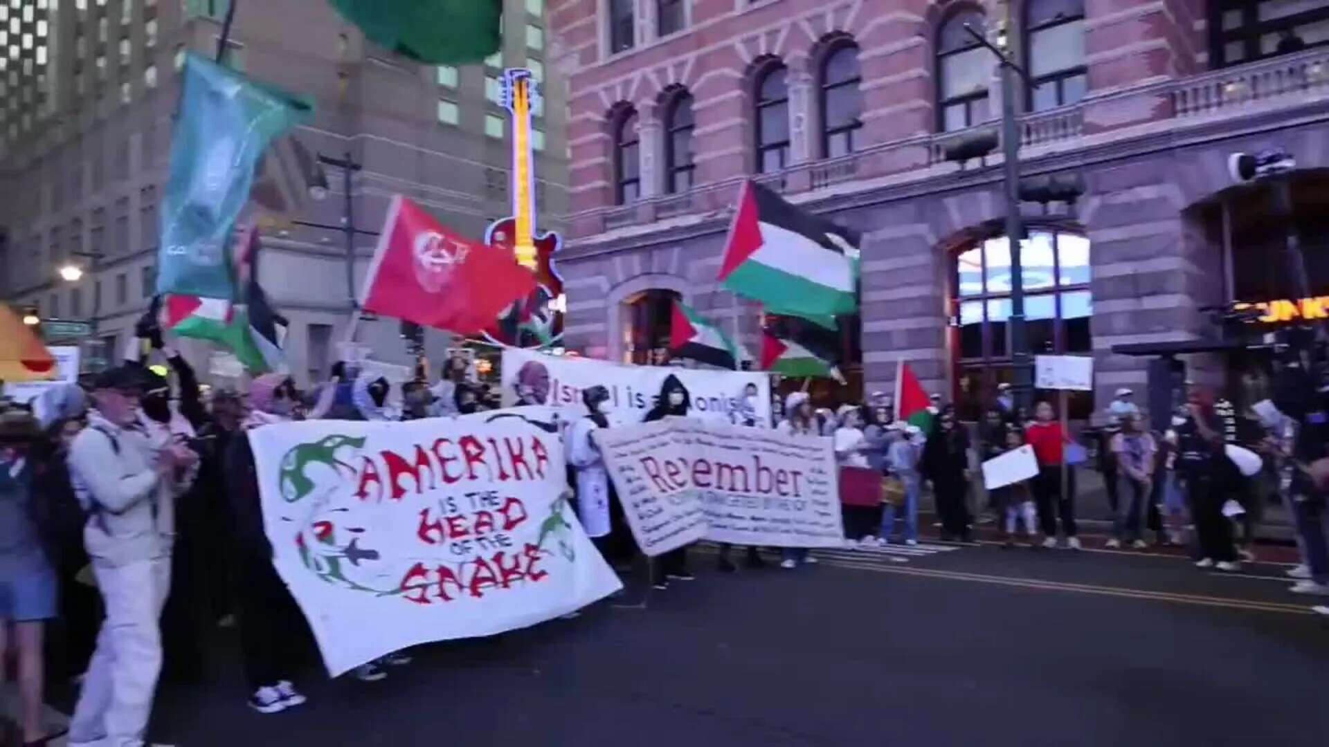 Ciudadanos propalestina marchan antes del debate contra 'GenoTrump' e 'impostora' Harris