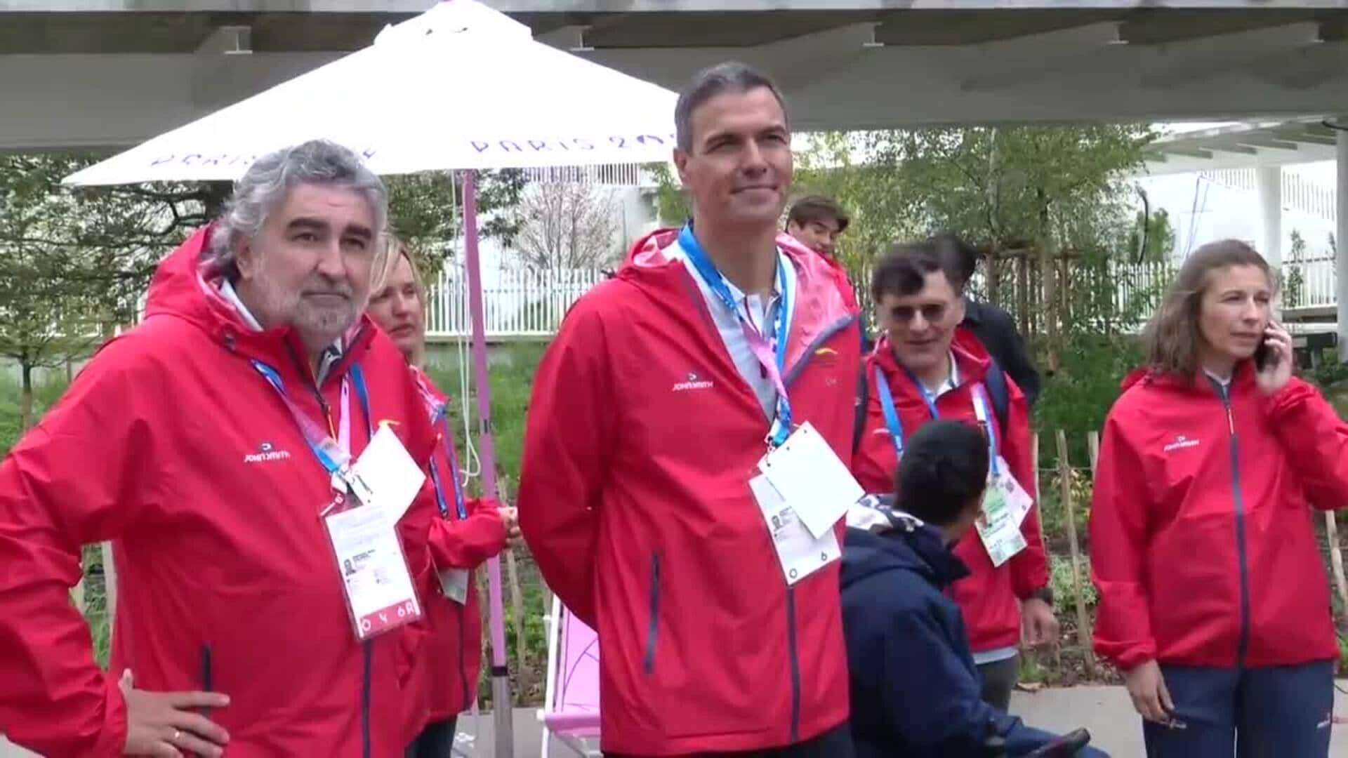 Pedro Sánchez se encuentra con la medallista Teresa Perales en la Villa Paralímpica