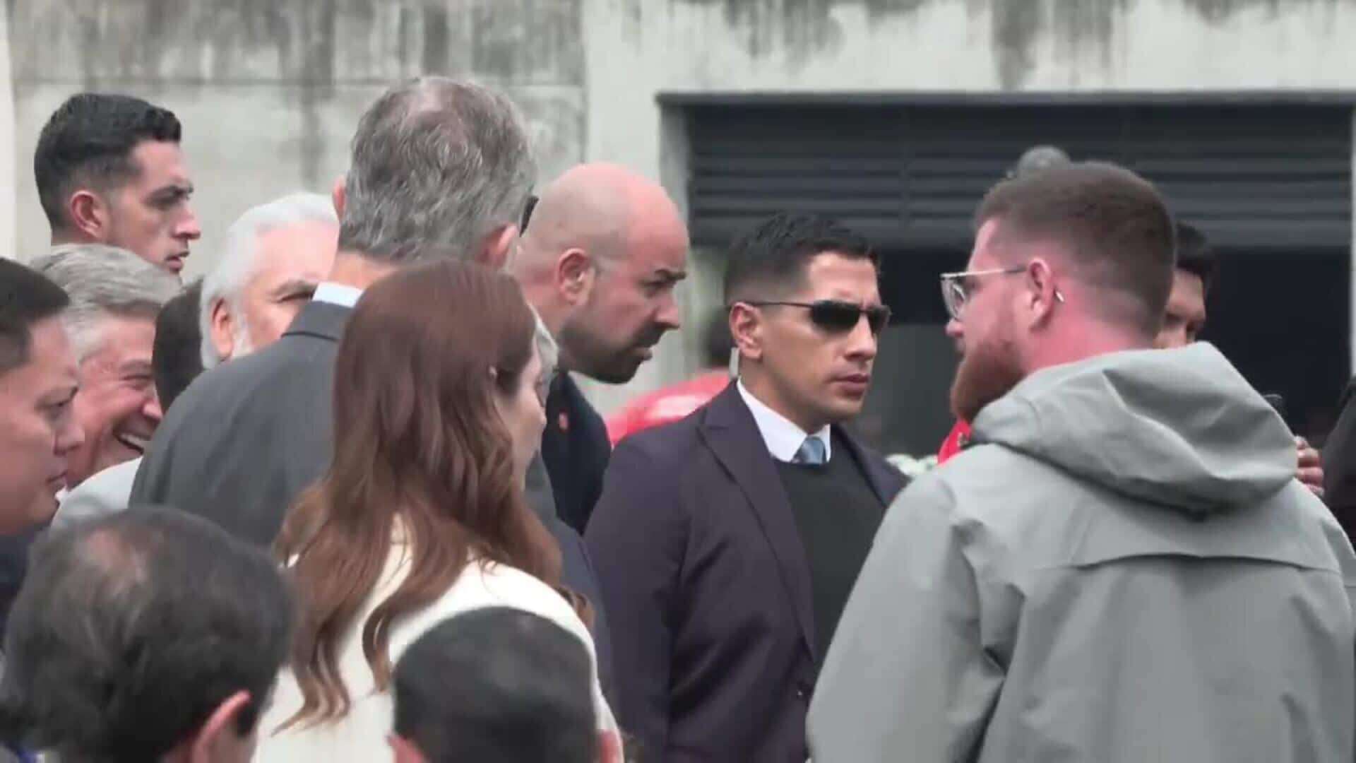 Felipe VI visita una escuela de fútbol de beneficiencia para niños del Atlético en Ecuador