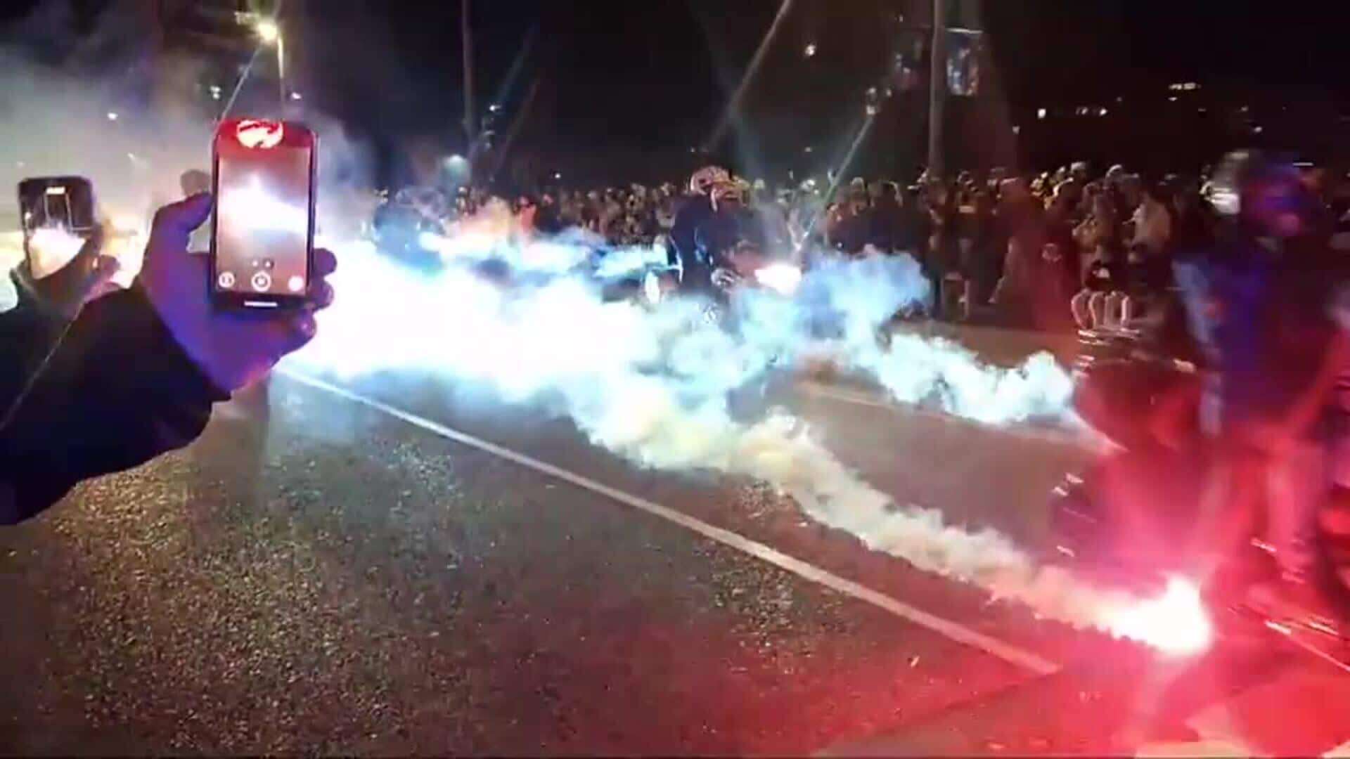 Pingüinos enmudece con un desfile de antorchas por la dana y por motoristas fallecidos