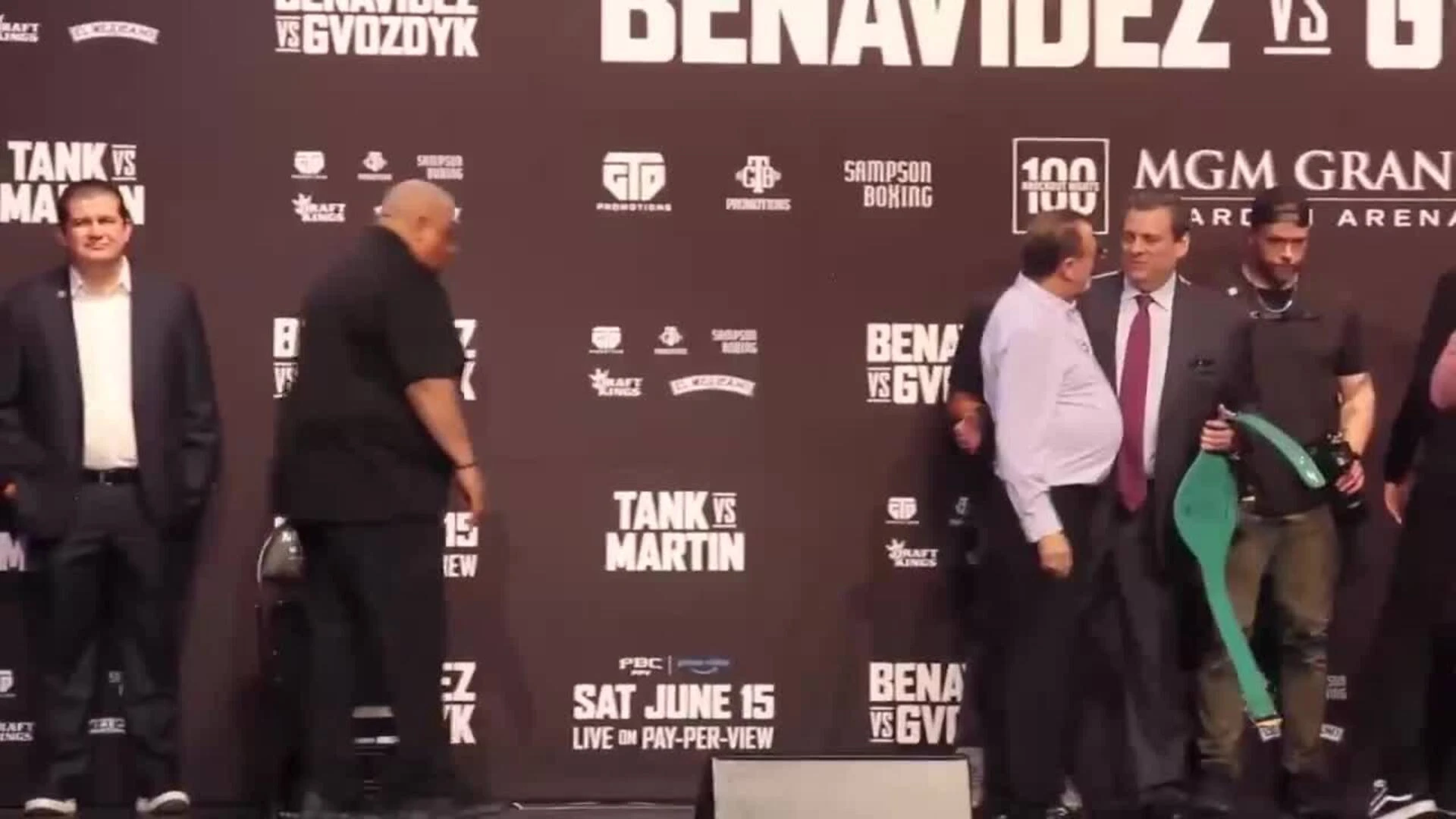 David Benavidez y Gervonta 'Tank' Davis cumplen en la ceremonia de pesaje y oficializan sus respectivas peleas