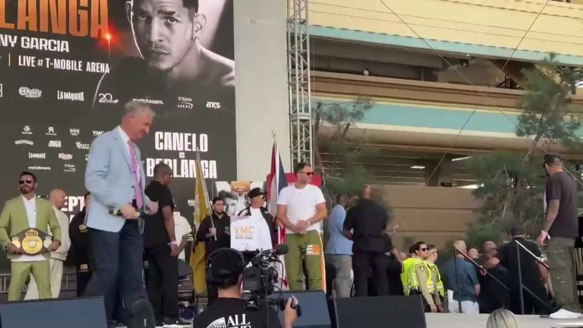 'Canelo' Álvarez defiende sus títulos ante puertorriqueño Berlanga, que prometió noquearlo