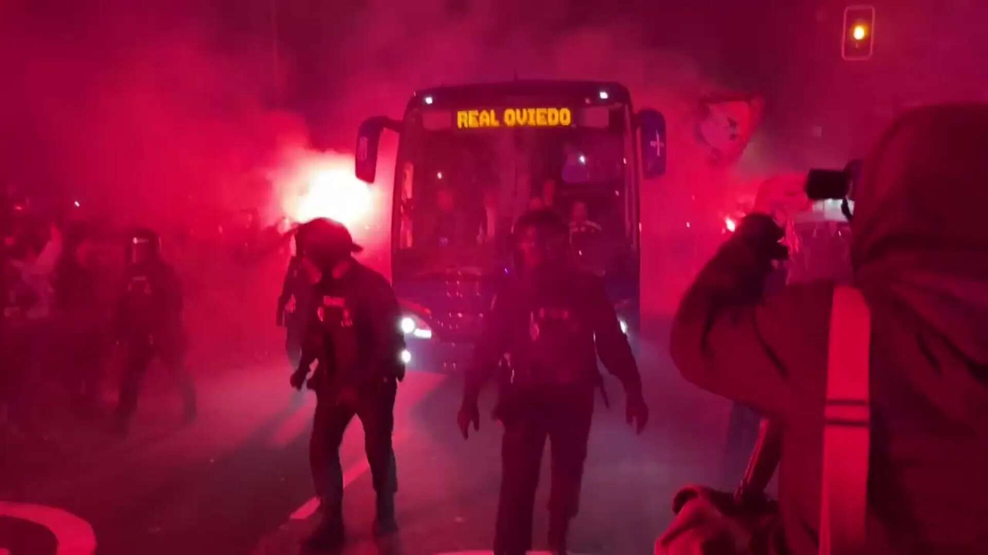 El Oviedo llega al Tartiere, para medirse al Sporting, entre bengalas y fuerte dispositivo policial