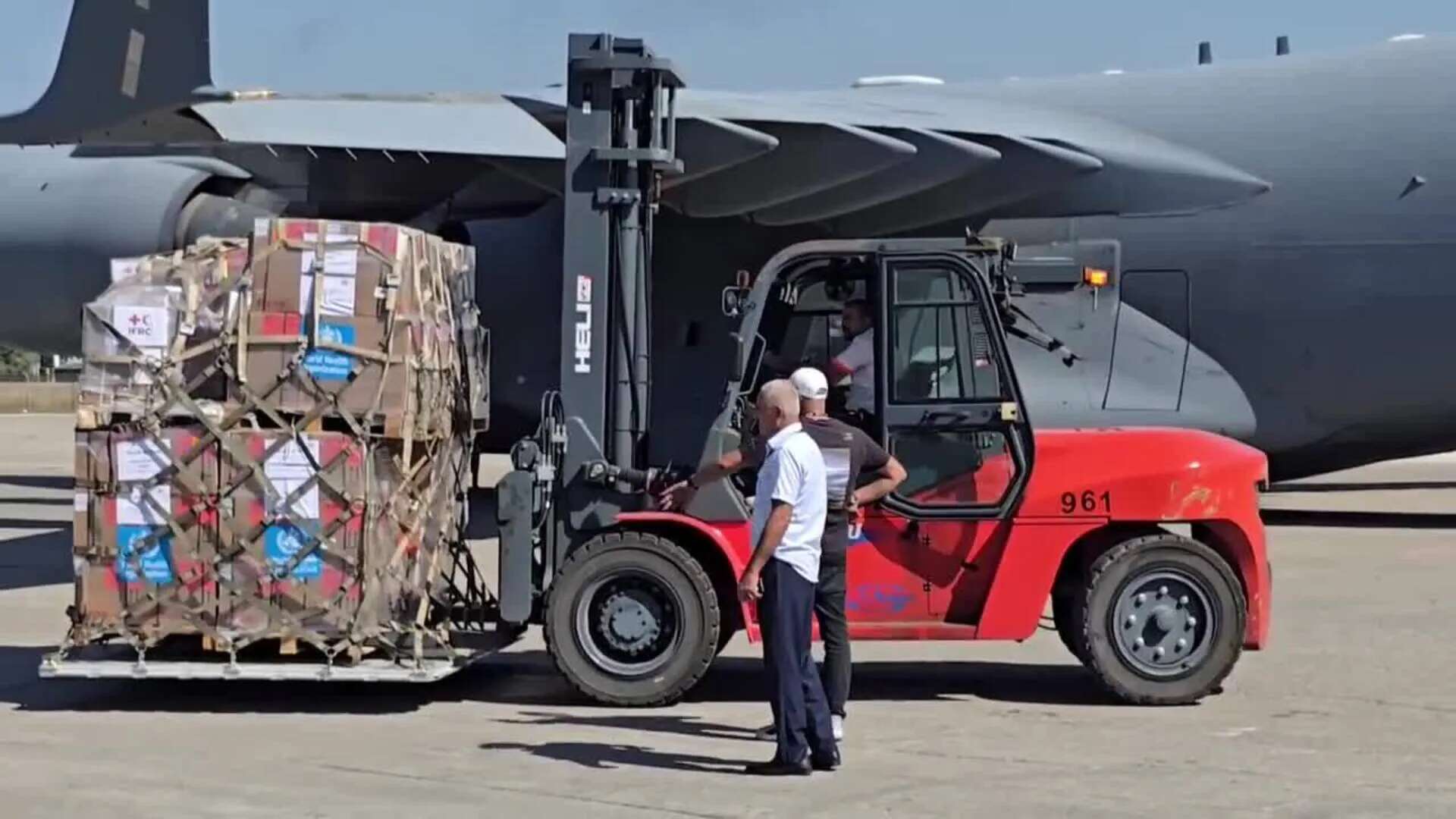 Llega ayuda humanitaria desde Emiratos Árabes Unidos al aeropuerto de Beirut