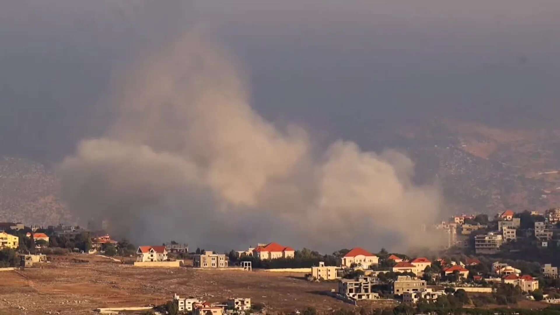 El humo se eleva sobre la ciudad libanesa de Khiam tras un bombardeo israelí