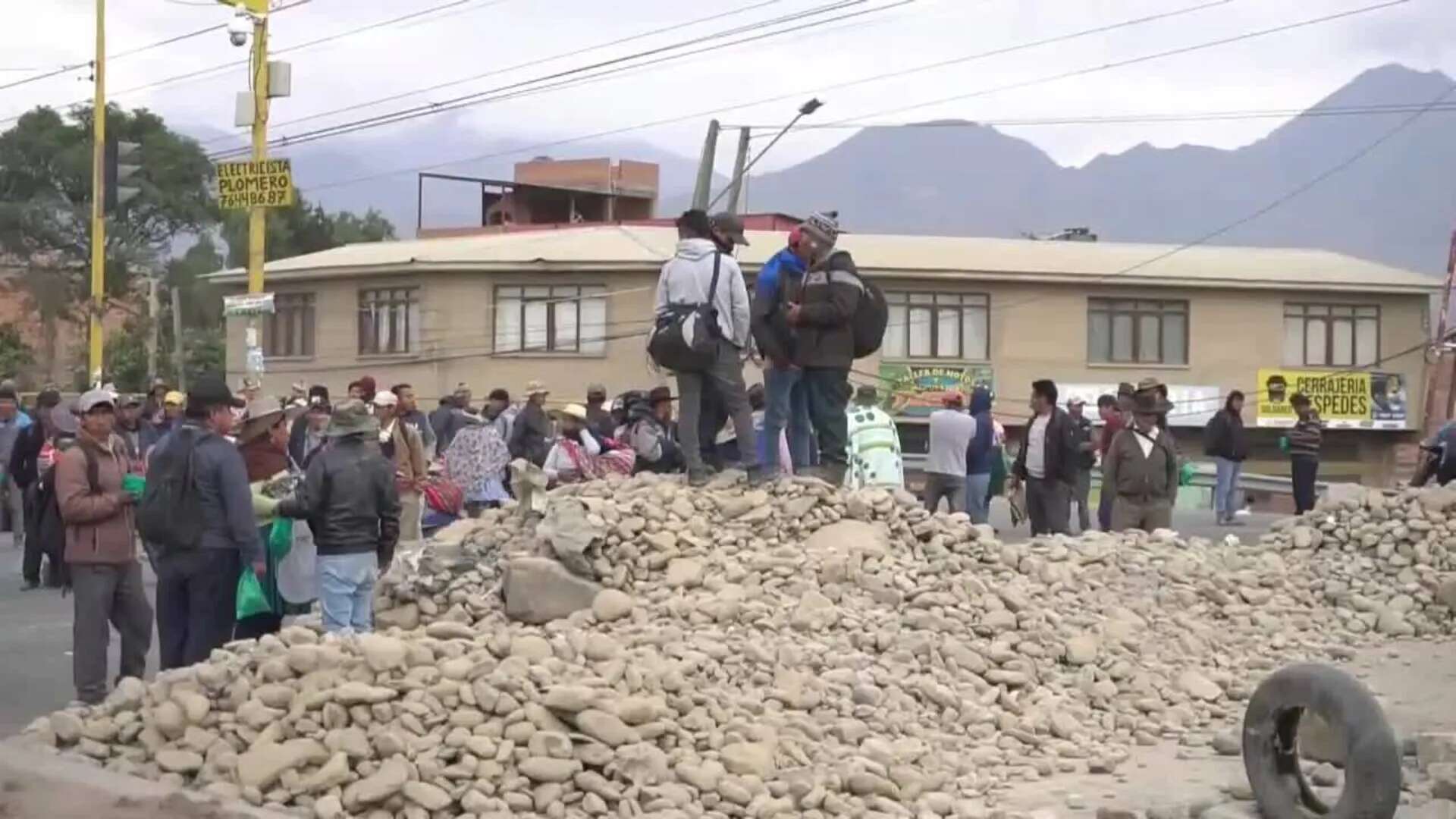 Policía intenta retirar bloqueos de carreteras en noveno día de protestas en Bolivia