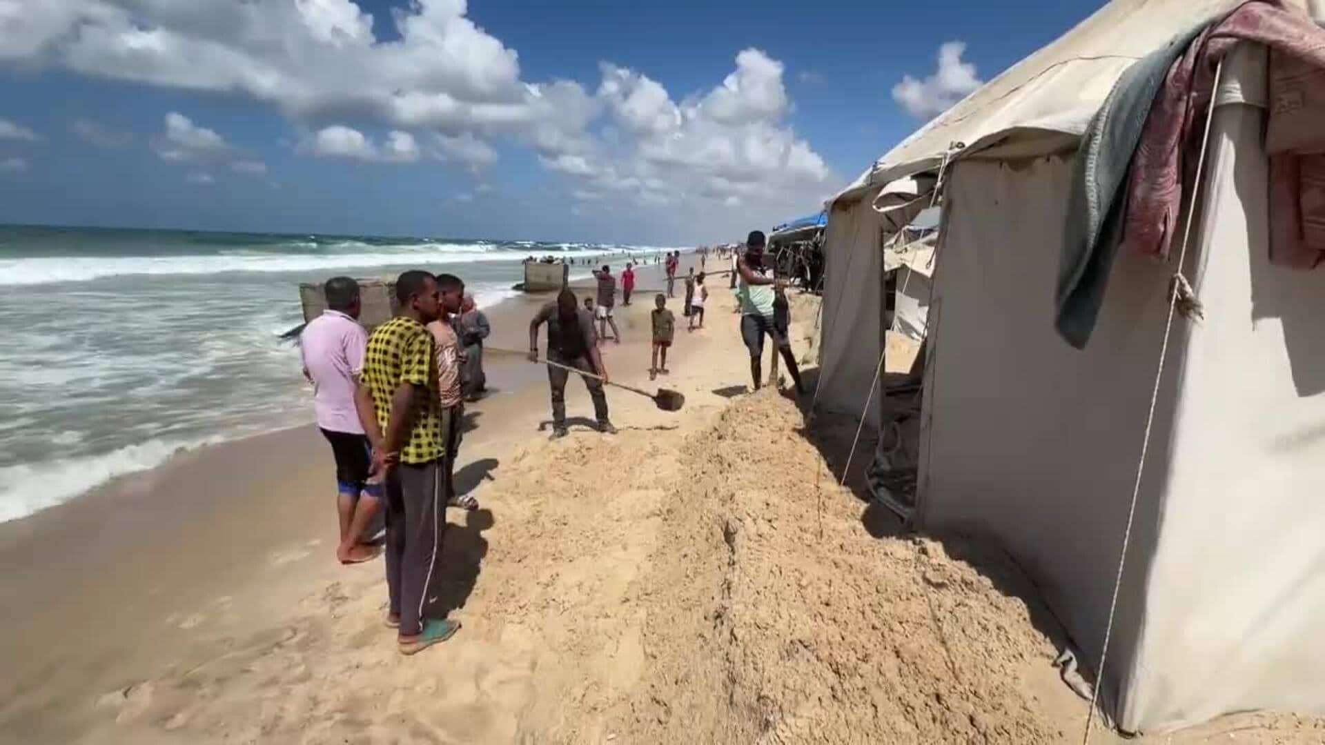 La marea alta y el temporal provocan inundaciones en las tienda de palestinos desplazados en Jan Yunis