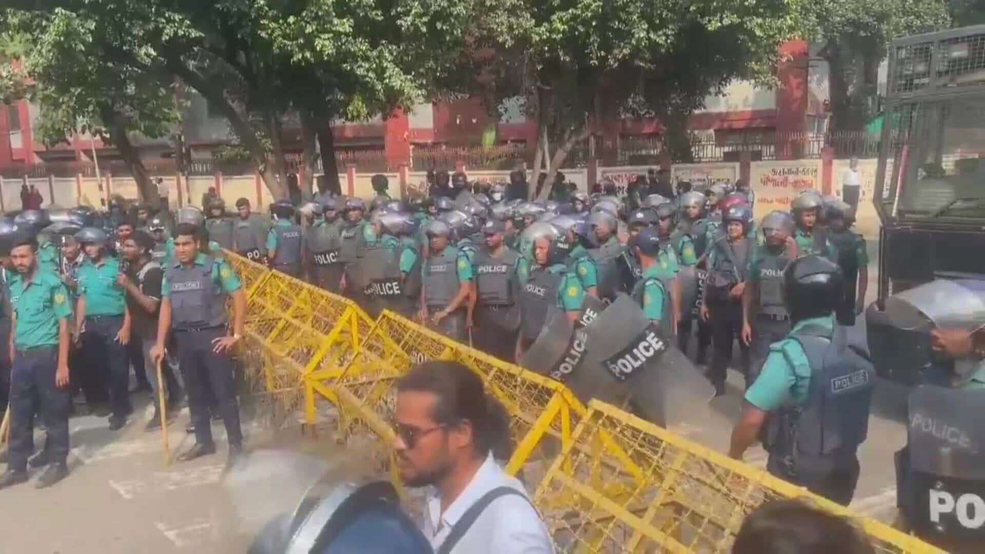 Solicitantes de empleo se enfrentan a la policía de Bangladés para exigir modificar la edad mínima para ingresar a puestos del gobierno