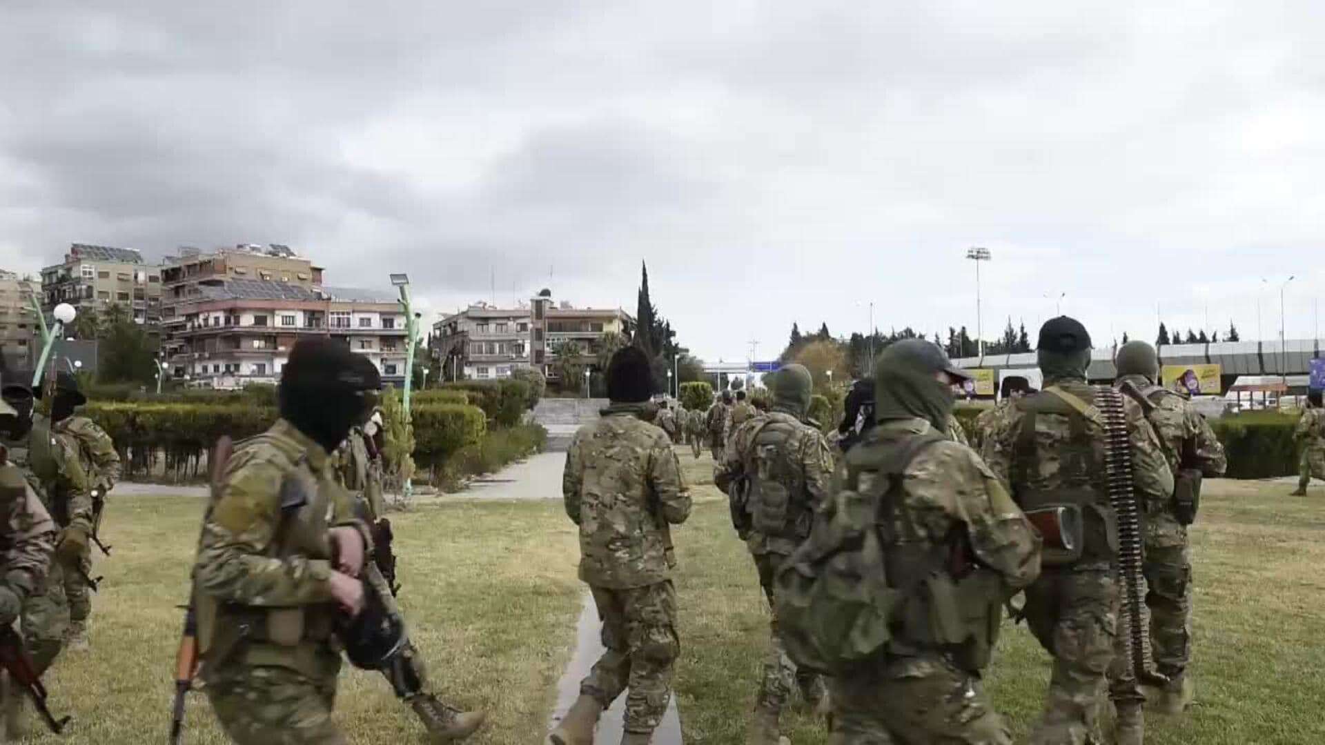 Combatientes opositores desfilan en Damasco para mostrar fuerza y serenidad