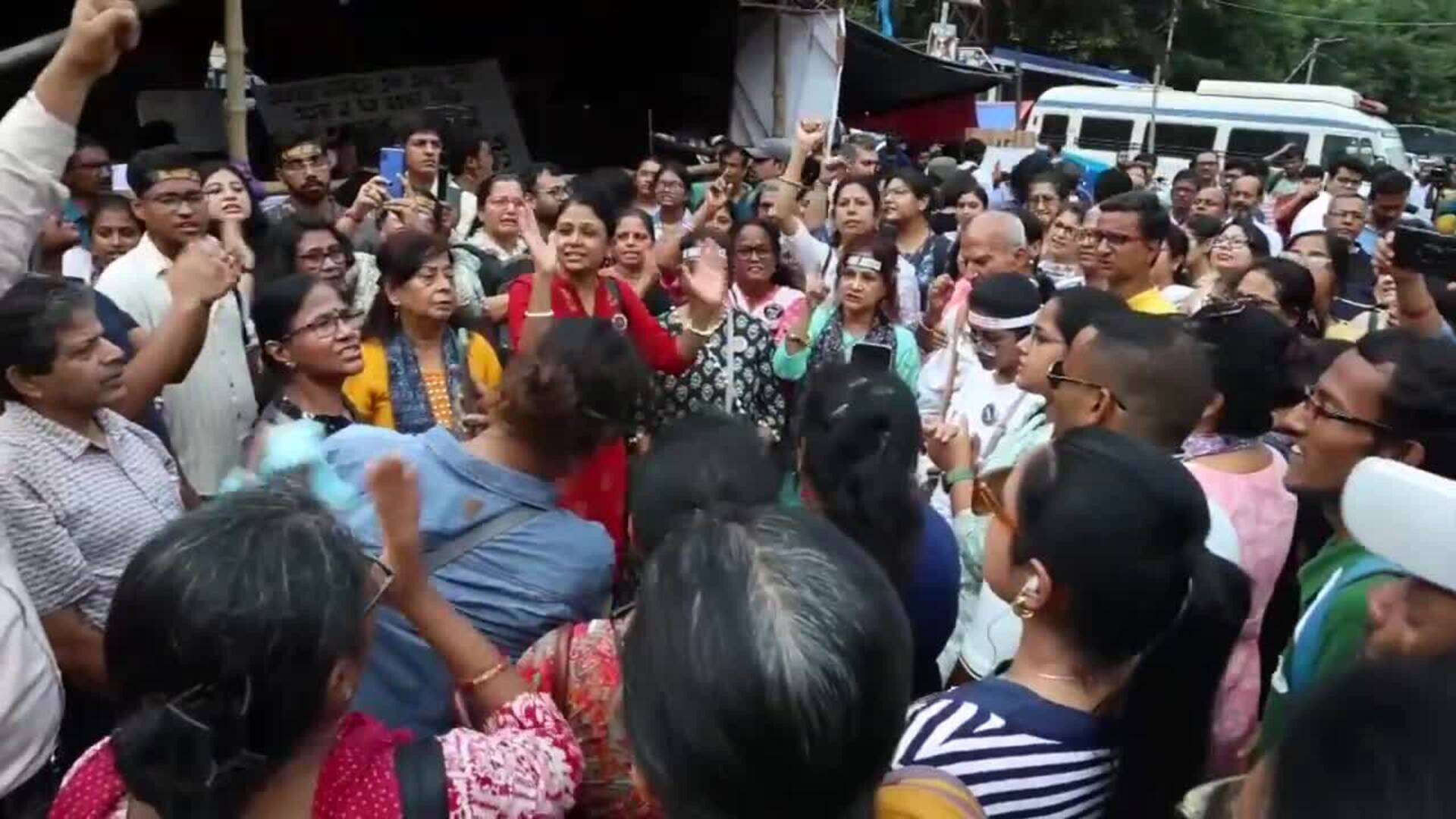 Seis médicos inician huelga de hambre en India por la violación y asesinato de una doctora