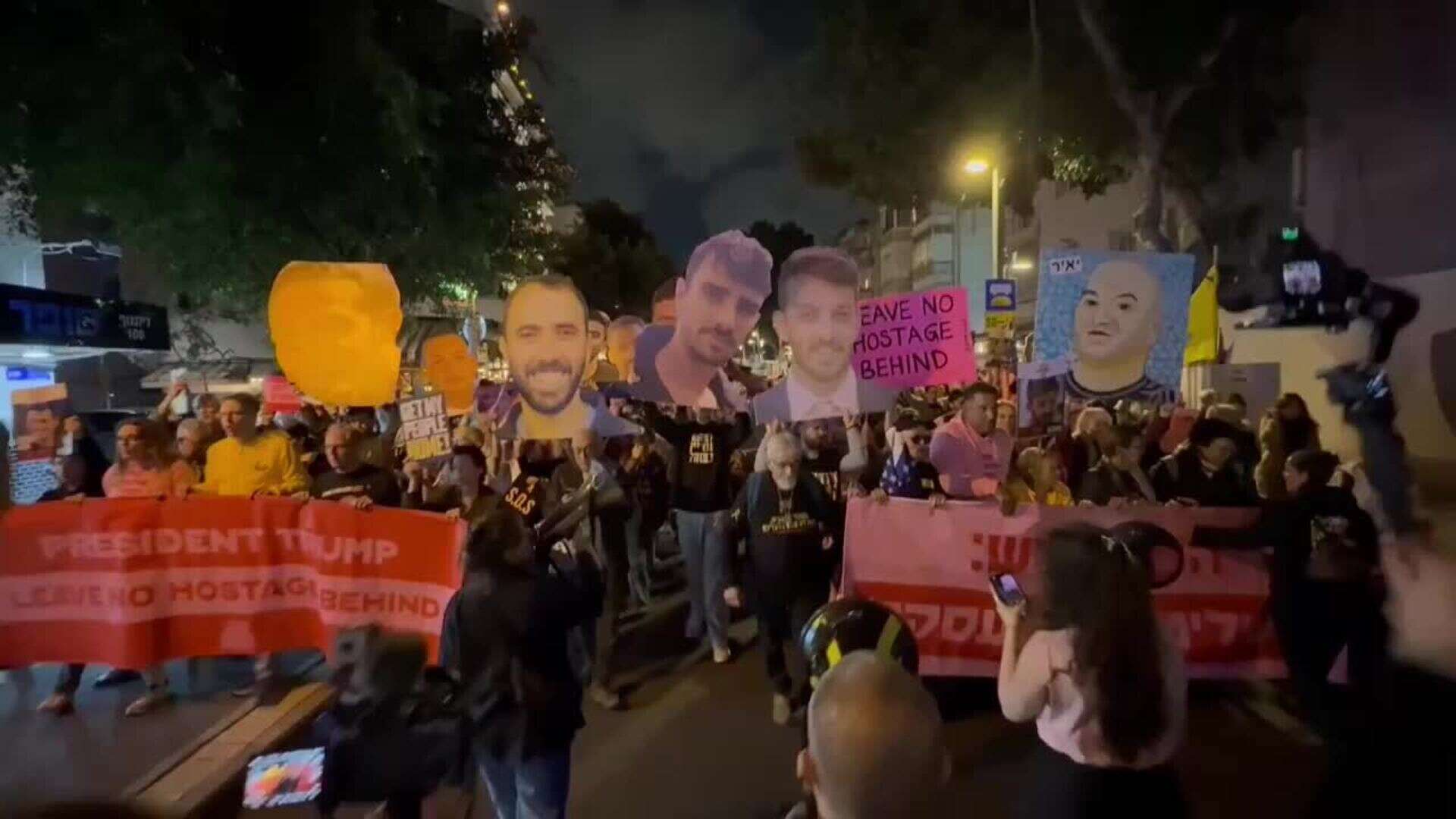 Decenas de israelíes protestan frente a la embajada de Estados Unidos en Tel Aviv