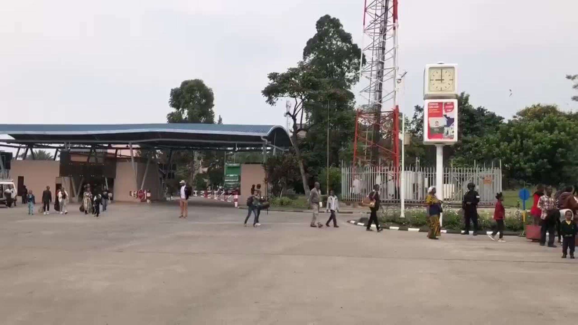 Miembros de las Fuerzas Armadas de la RD del Congo se rinden tras cruzar la frontera con Ruanda