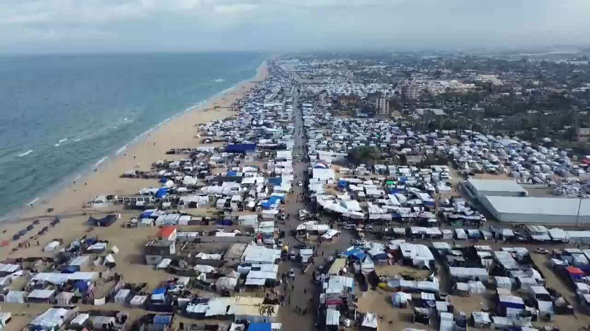 Palestinos desplazados sobreviven en la playa de Jan Yunis durante el alto el fuego