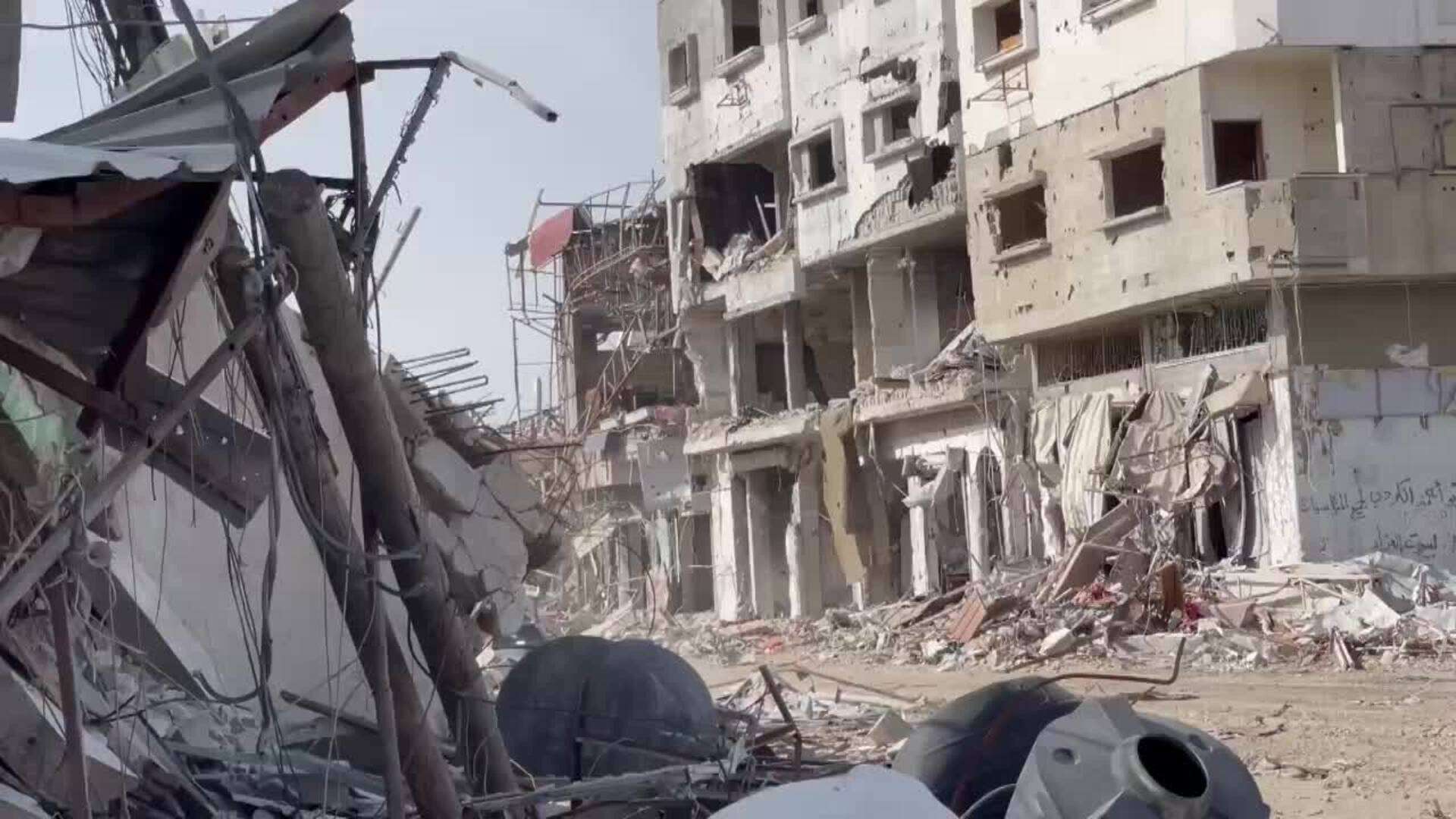 Desplazados internos palestinos inspeccionan sus casas destruidas en la ciudad de Rafah