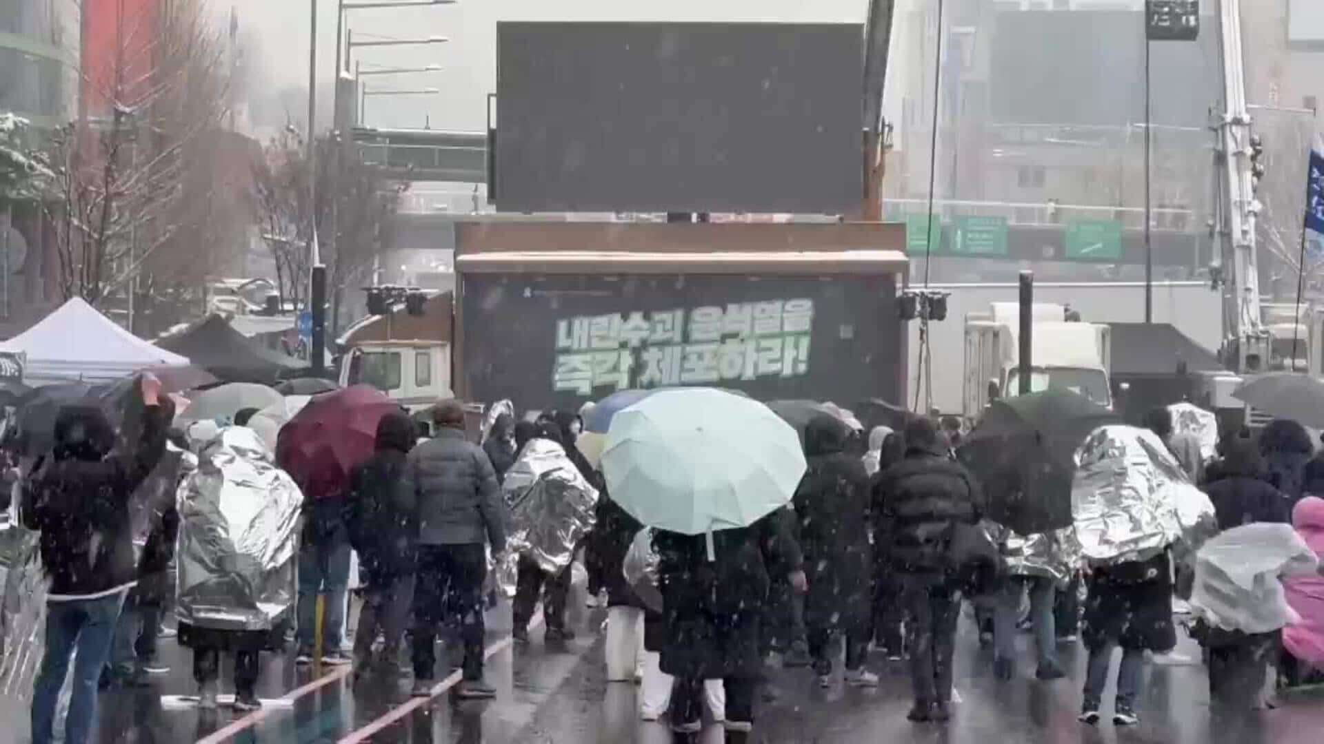 Cientos de surcoreanos desafían al frío y la nieve y vuelven a salir a las calles para pedir la detención del presidente Yoon